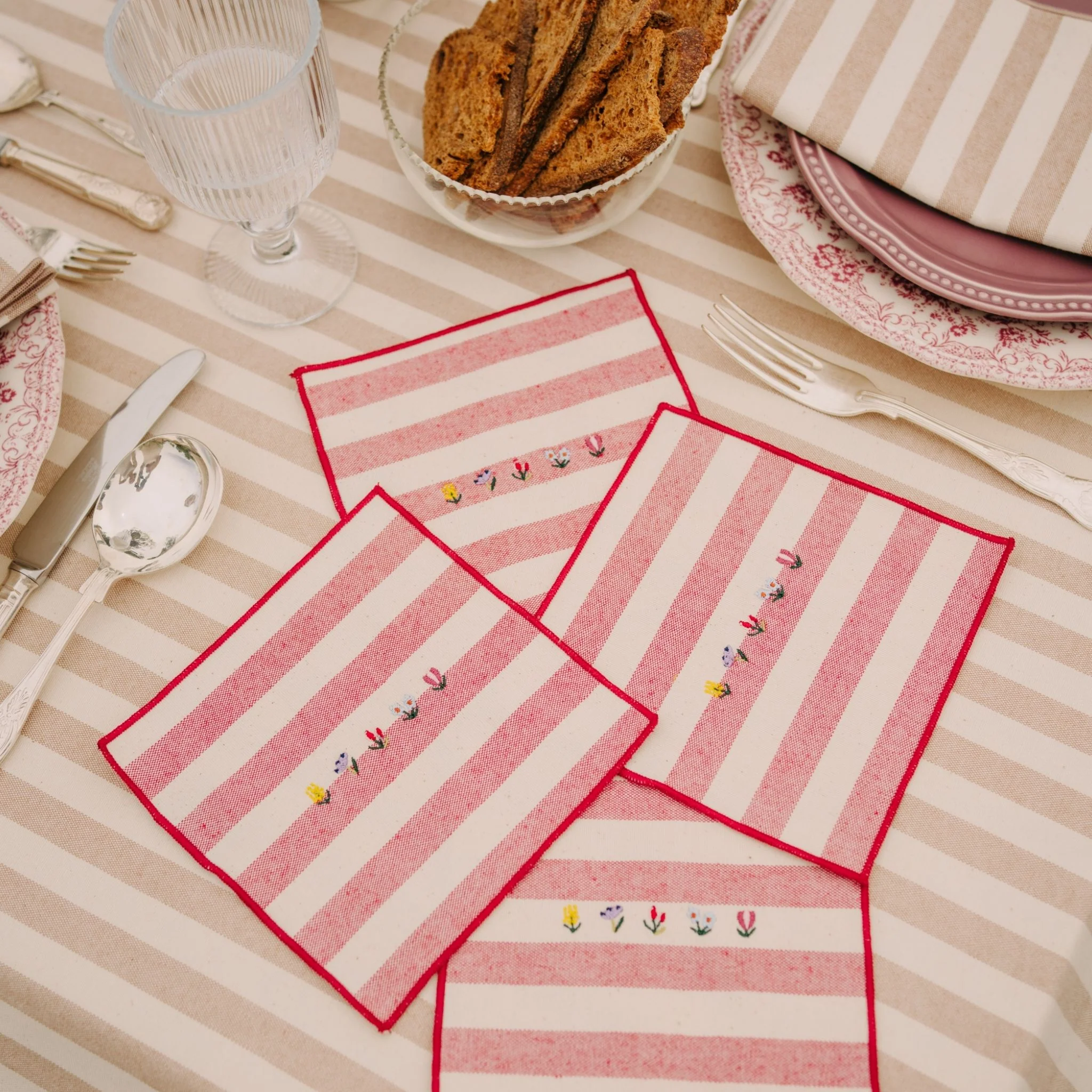 Roupa de mesa Barra, em algodão, com flores bordadas - Image 4