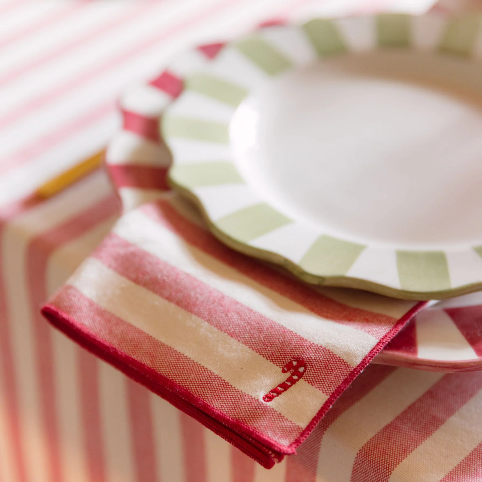 Roupa de mesa Barra, em algodão, com pequenos motivos de Natal bordados - Image 13
