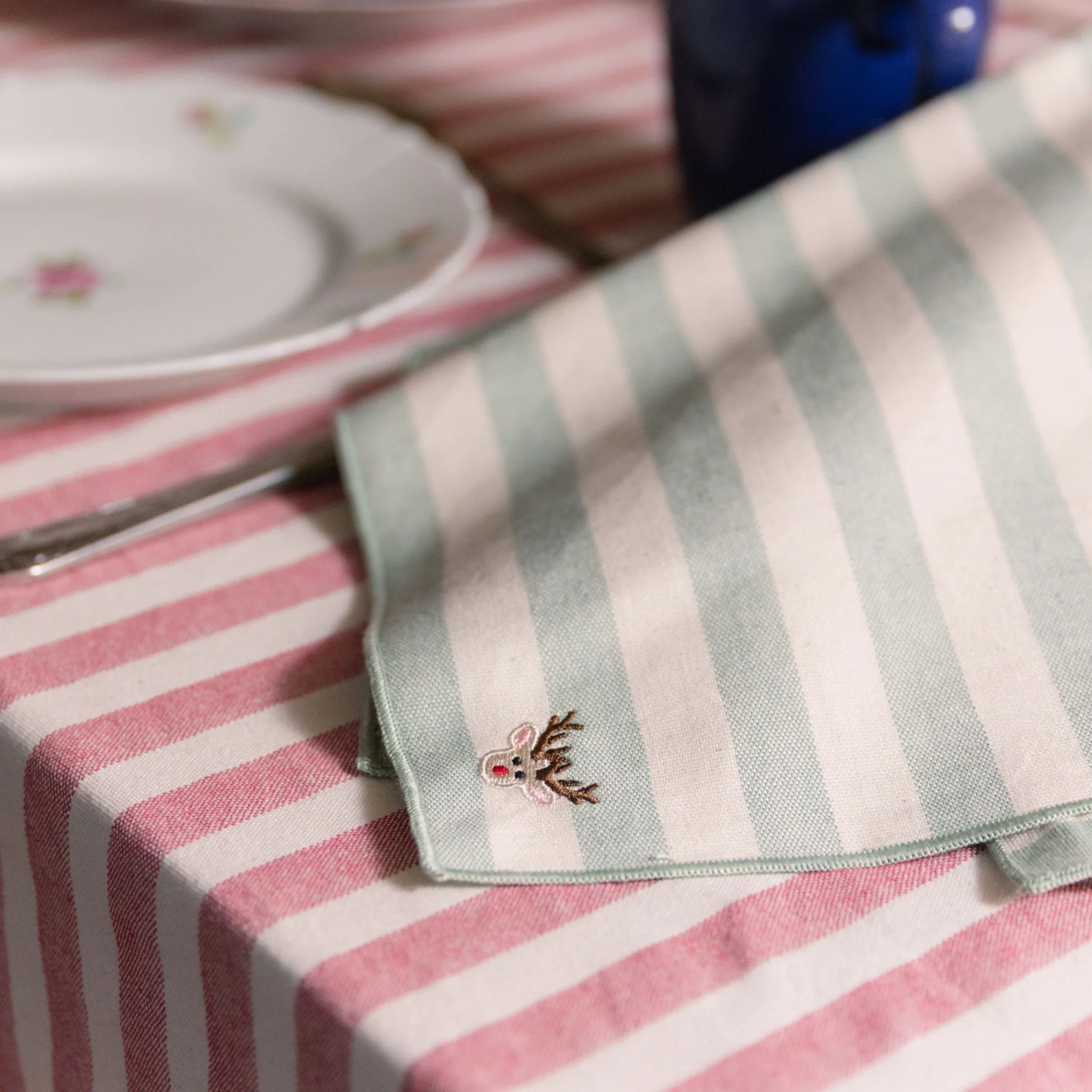 Roupa de mesa Barra, em algodão, com pequenos motivos de Natal bordados - Image 14