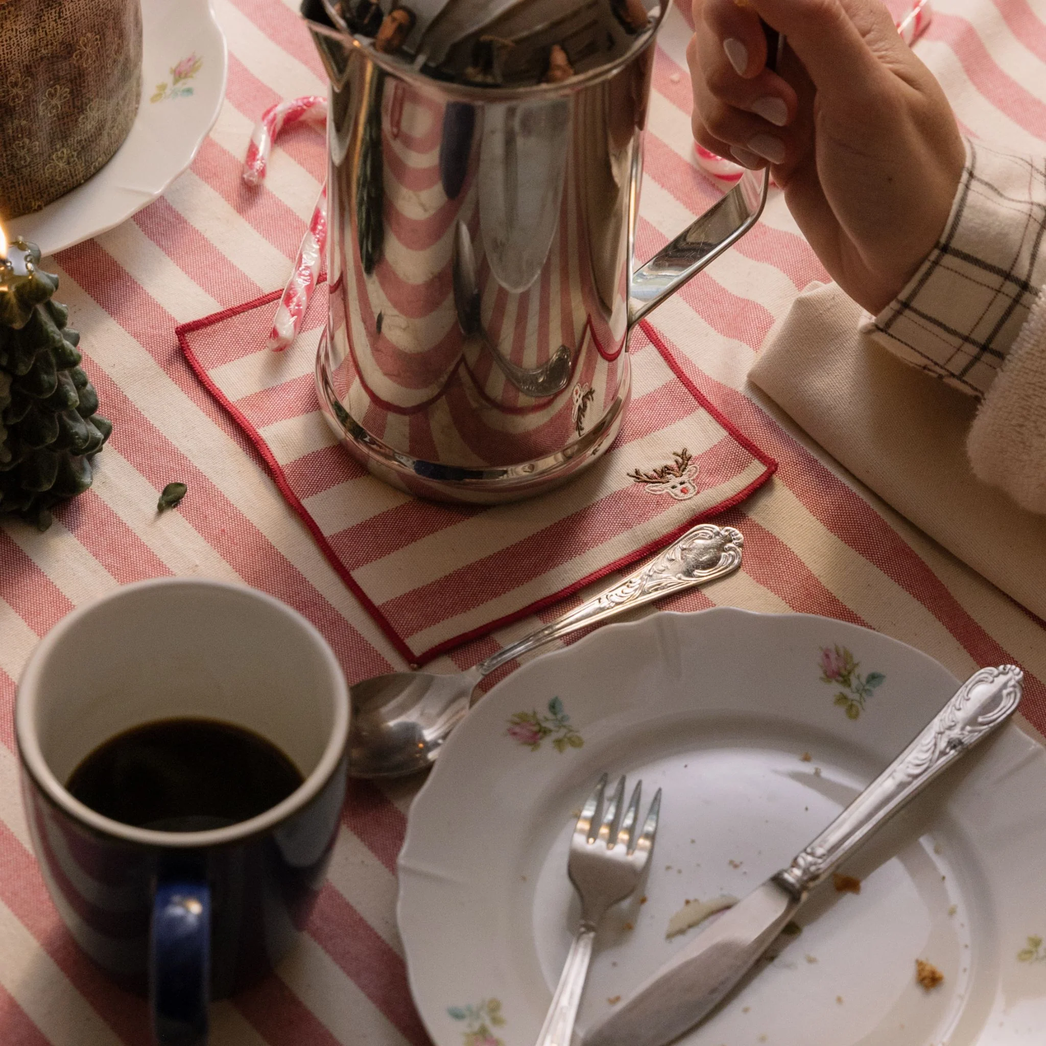 Roupa de mesa Barra, em algodão, com pequenos motivos de Natal bordados - Image 20