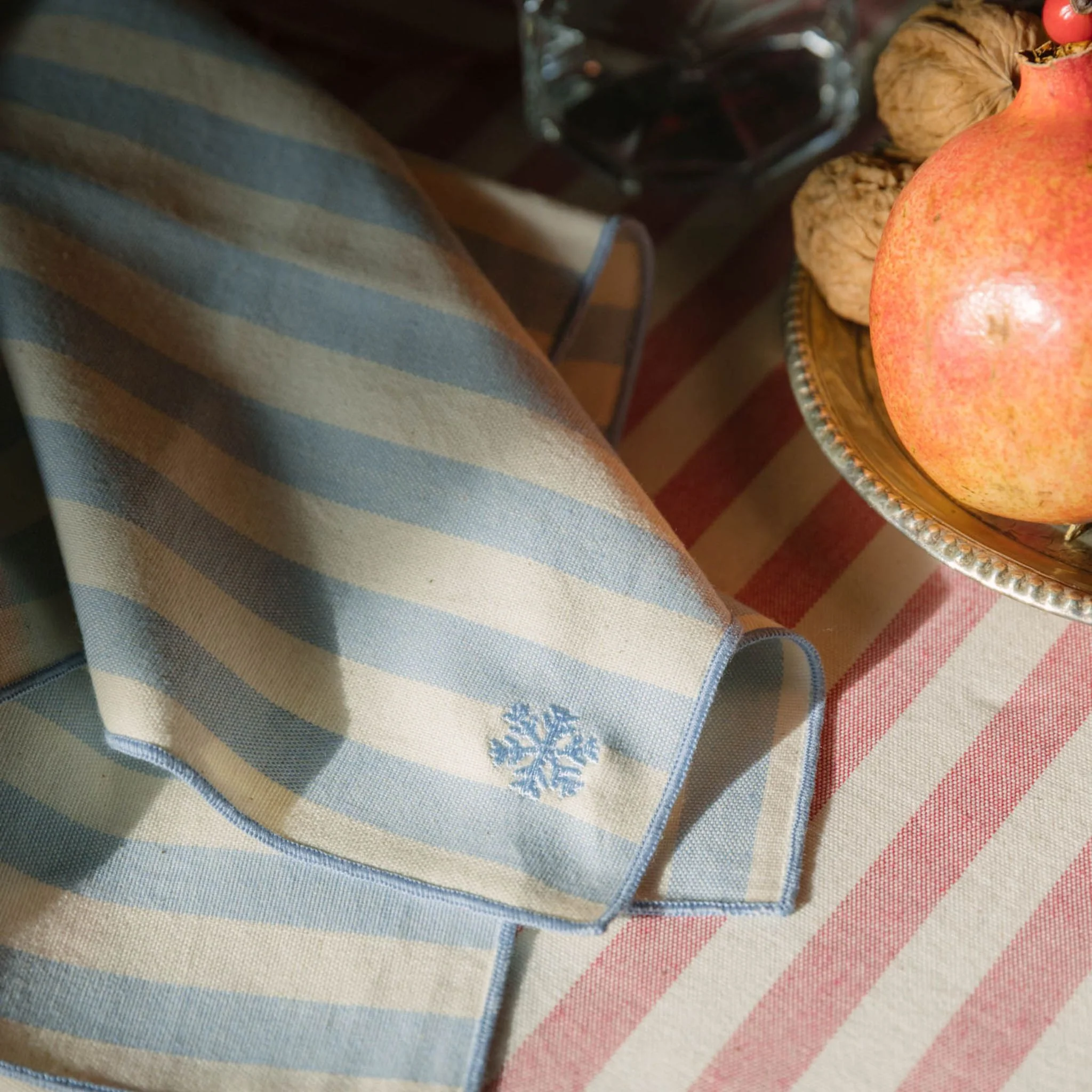Roupa de mesa Barra, em algodão, com pequenos motivos de Natal bordados - Image 8