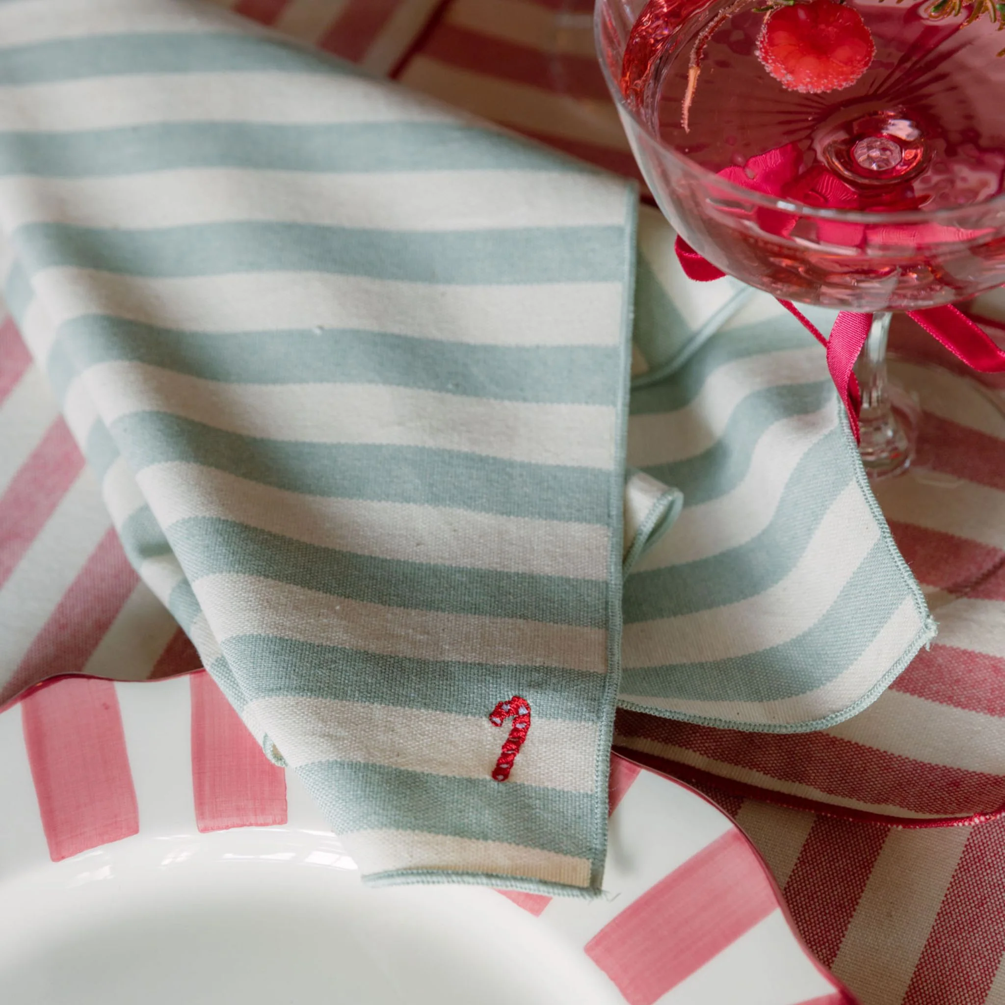 Roupa de mesa Barra, em algodão, com pequenos motivos de Natal bordados - Image 9