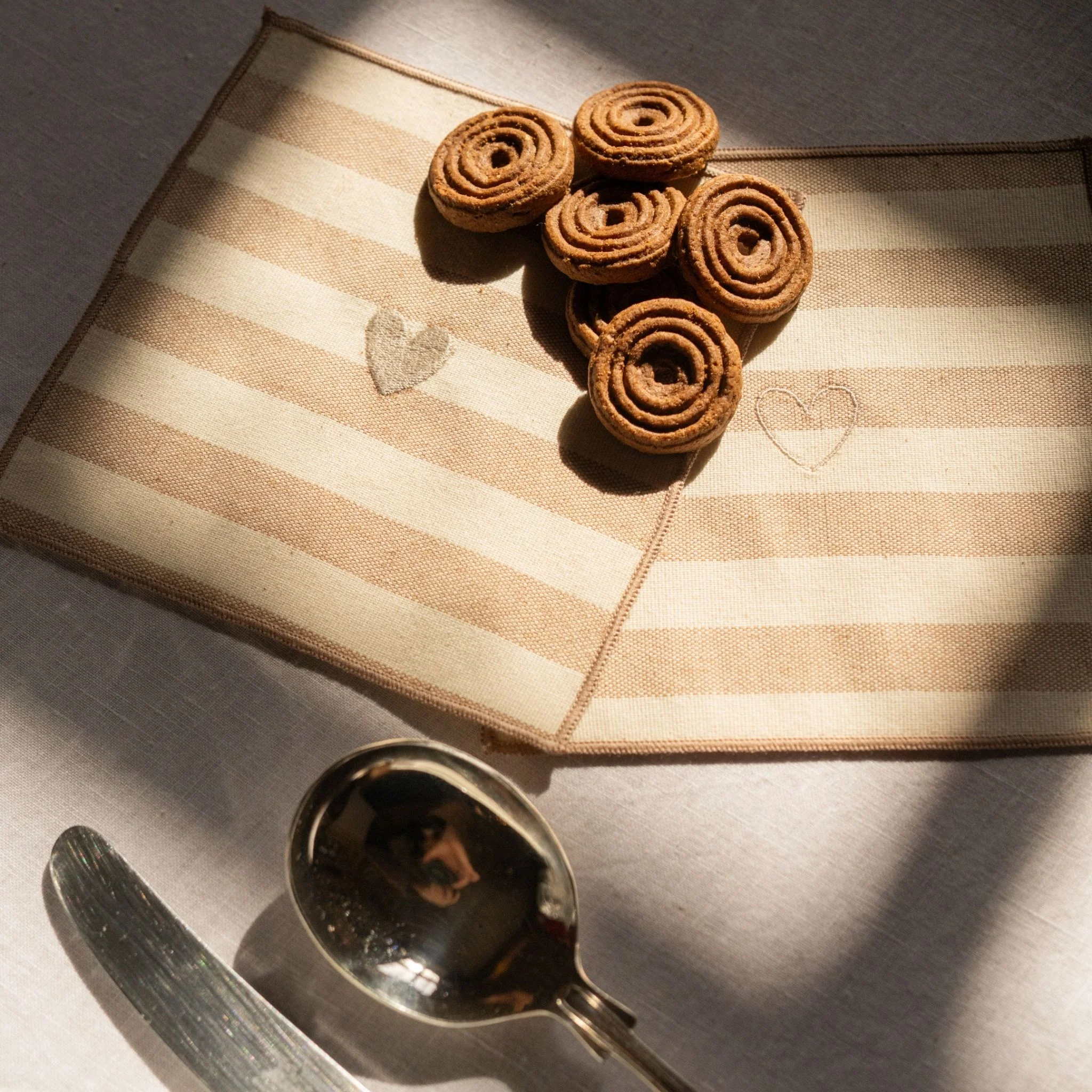 Roupa de mesa Barra, em algodão, com corações bordados - Image 4