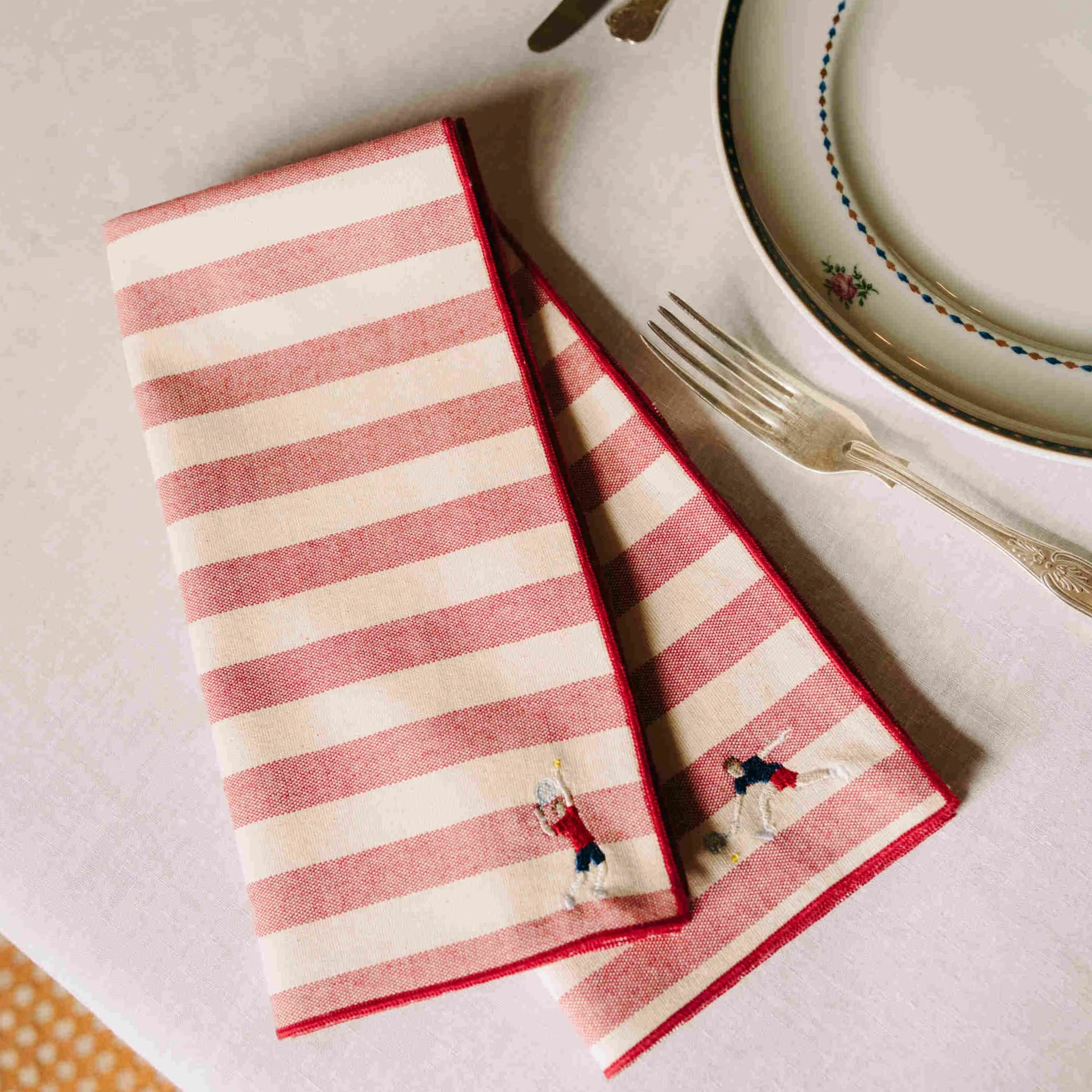 Roupa de mesa Barra, em algodão, com desportistas retro bordados - Image 3