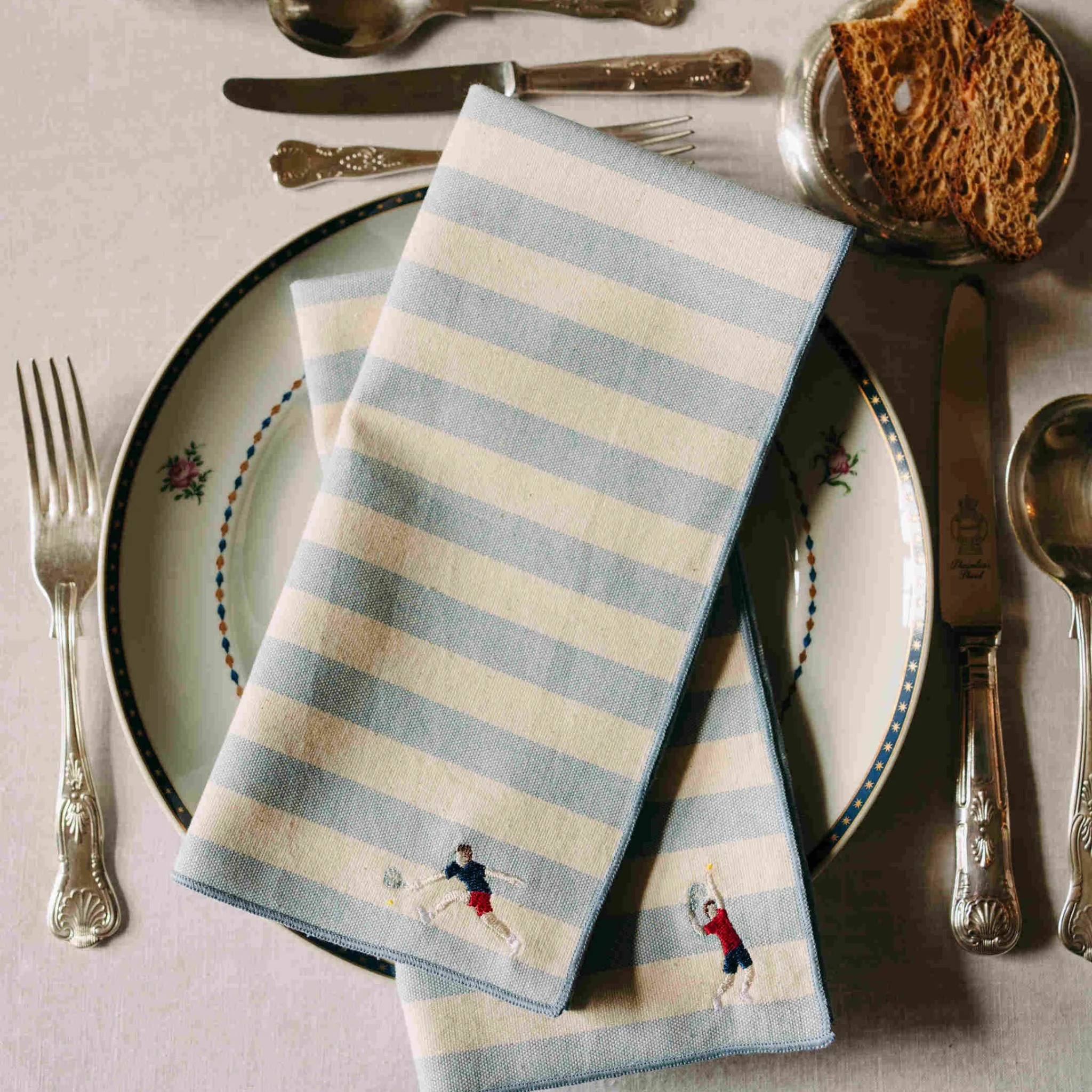Roupa de mesa Barra, em algodão, com desportistas retro bordados - Image 4