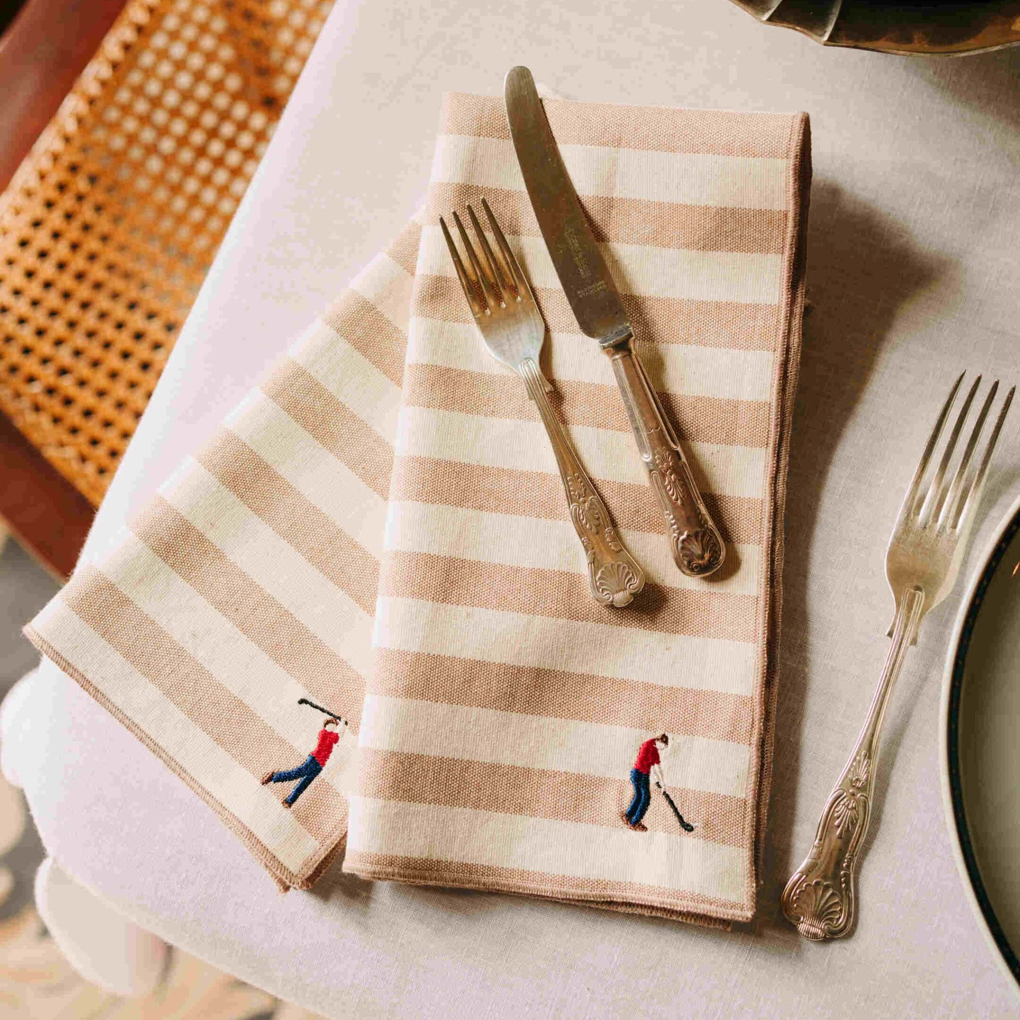 Roupa de mesa Barra, em algodão, com desportistas retro bordados - Image 6