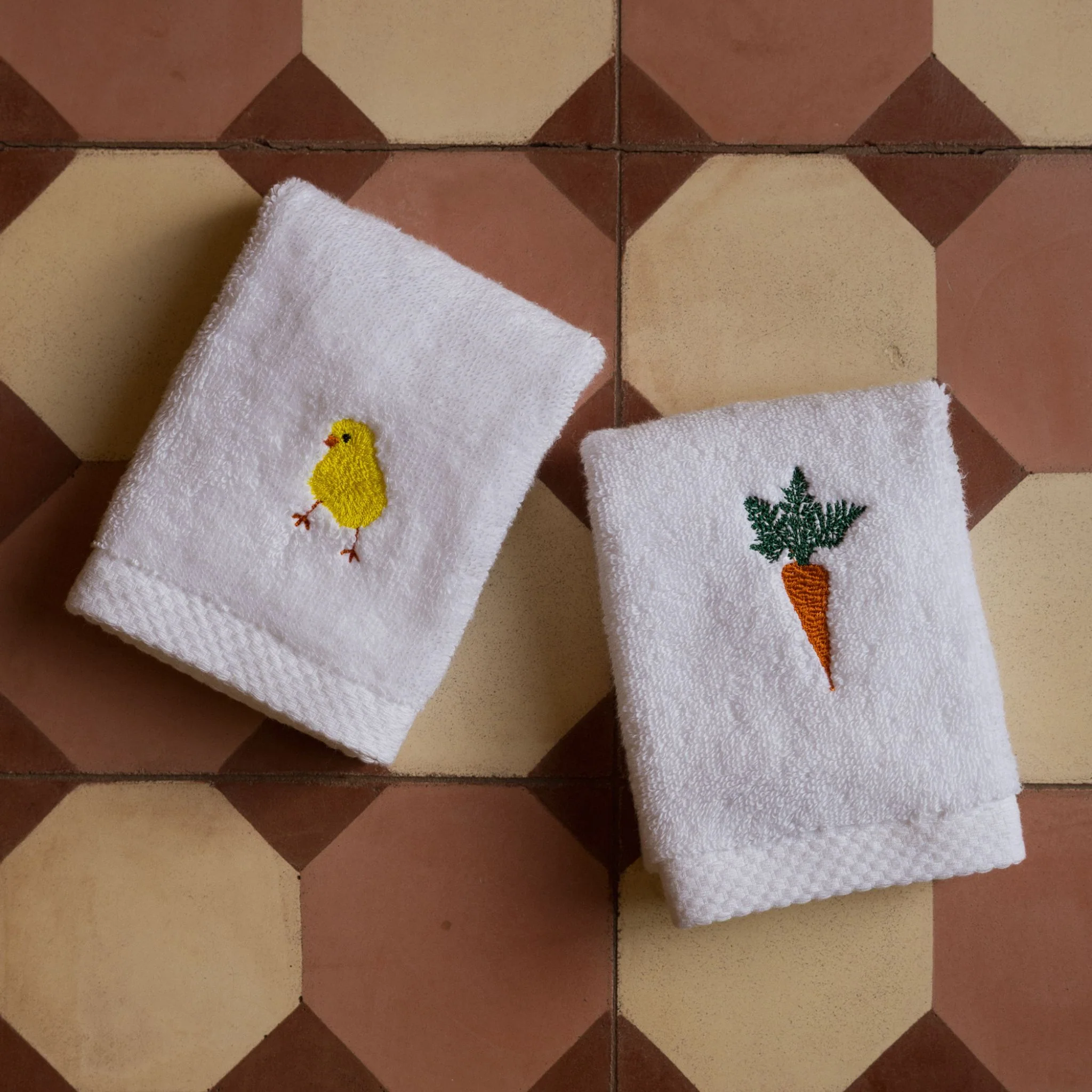 Toalhas de banho Luxus brancas, em algodão, com motivos de Páscoa bordados