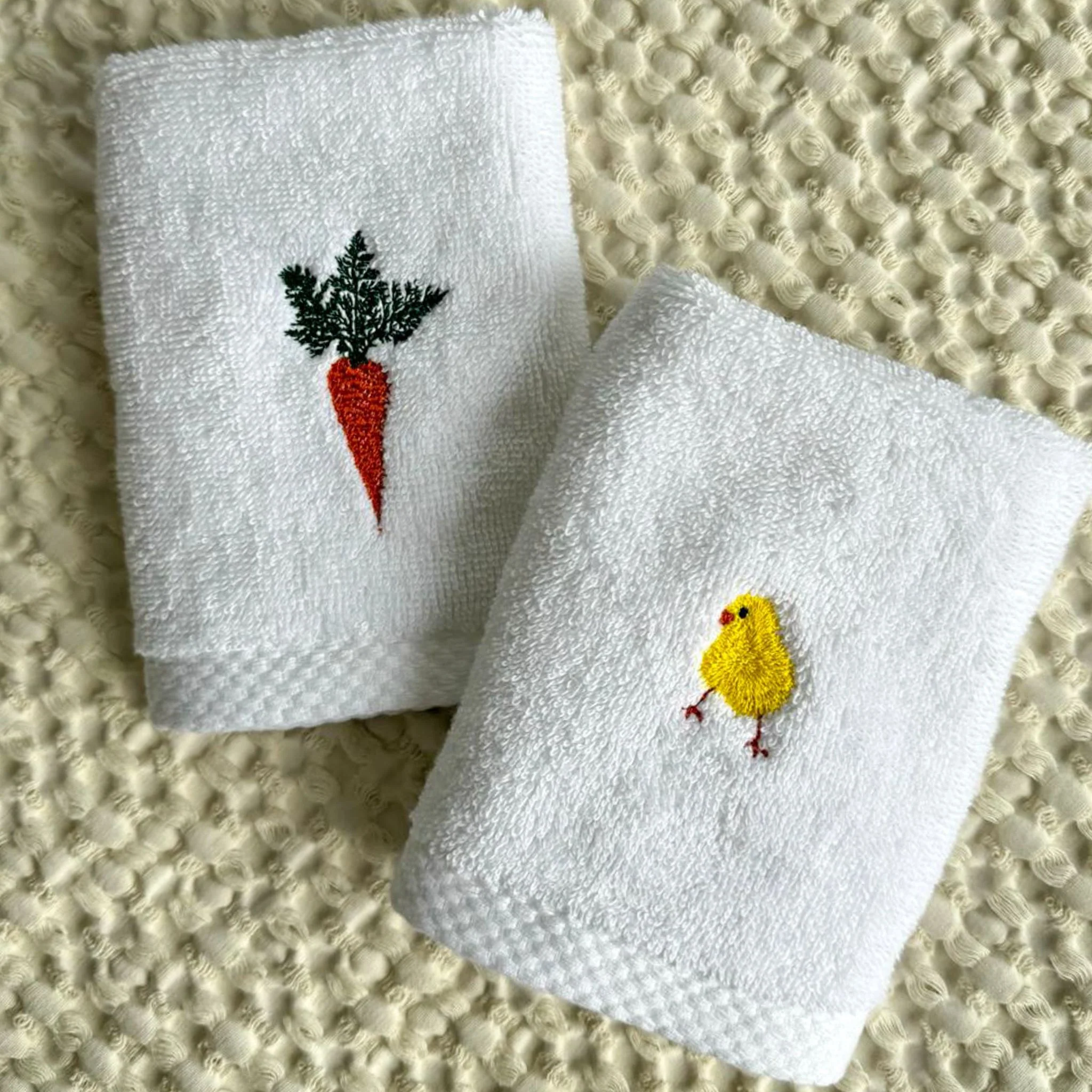 Toalhas de banho Luxus brancas, em algodão, com motivos de Páscoa bordados - Image 2