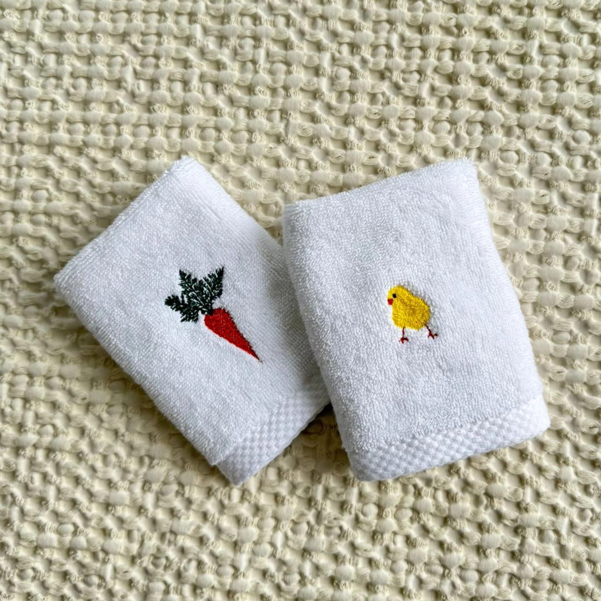 Toalhas de banho Luxus brancas, em algodão, com motivos de Páscoa bordados - Image 3