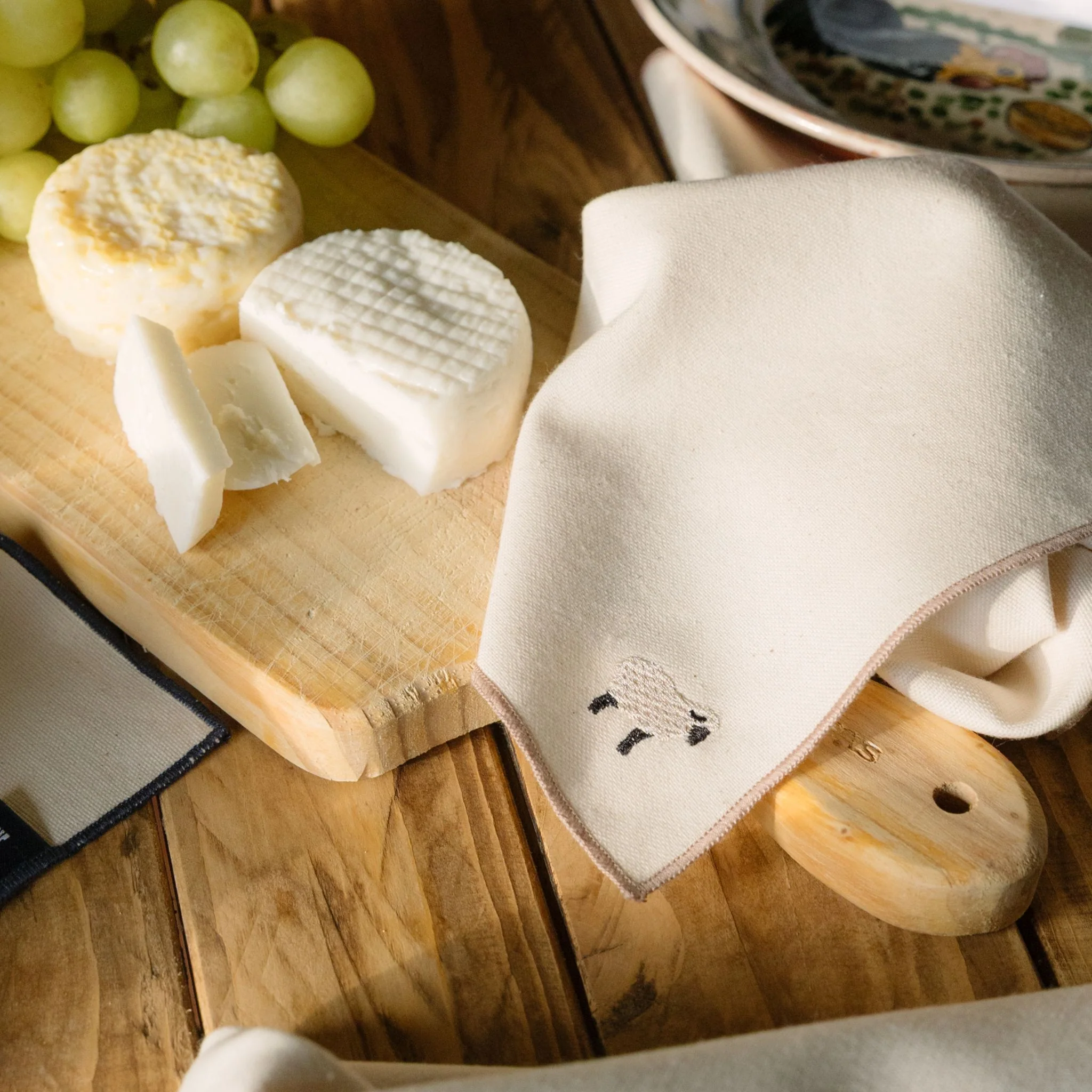 Roupa de mesa Nazaré em cru, em algodão, com animais da quinta bordados - Image 6