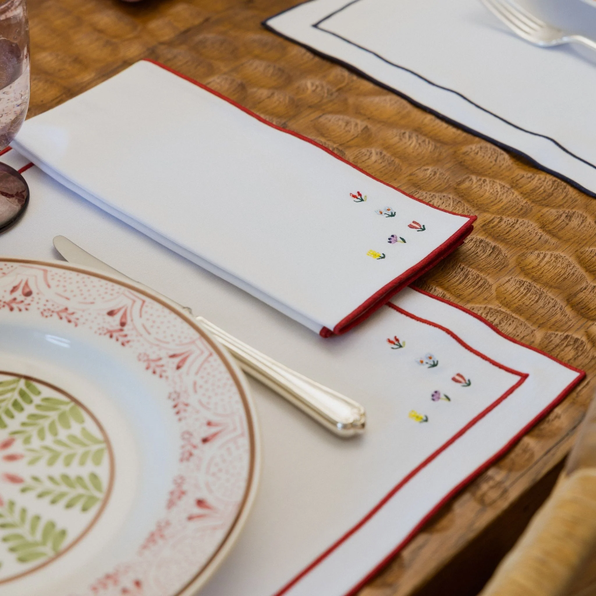 Roupa de mesa Nazaré branco, em algodão, com flores bordadas - Image 7