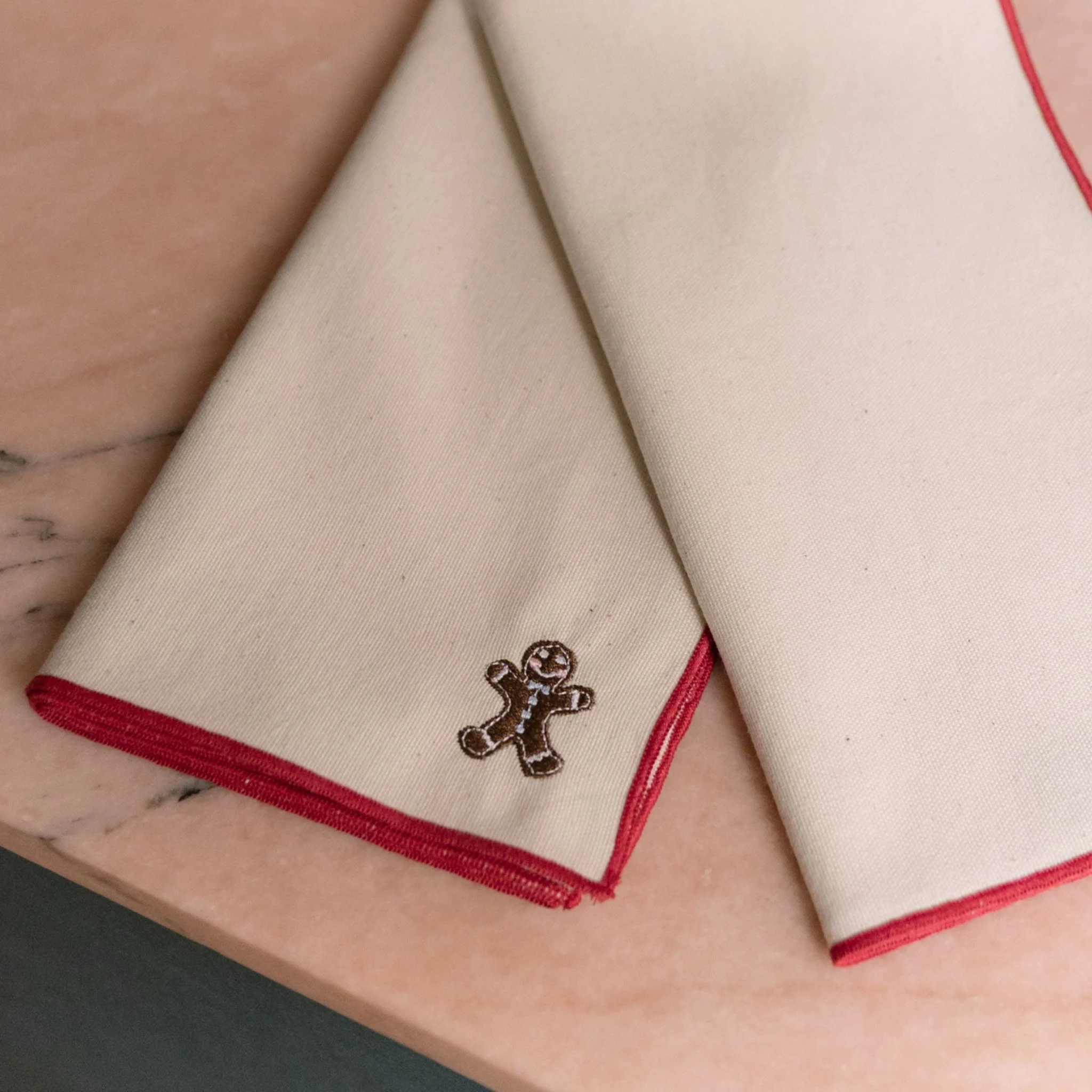Roupa de mesa Nazaré em cru, em algodão, com pequenos motivos de Natal bordados - Image 9
