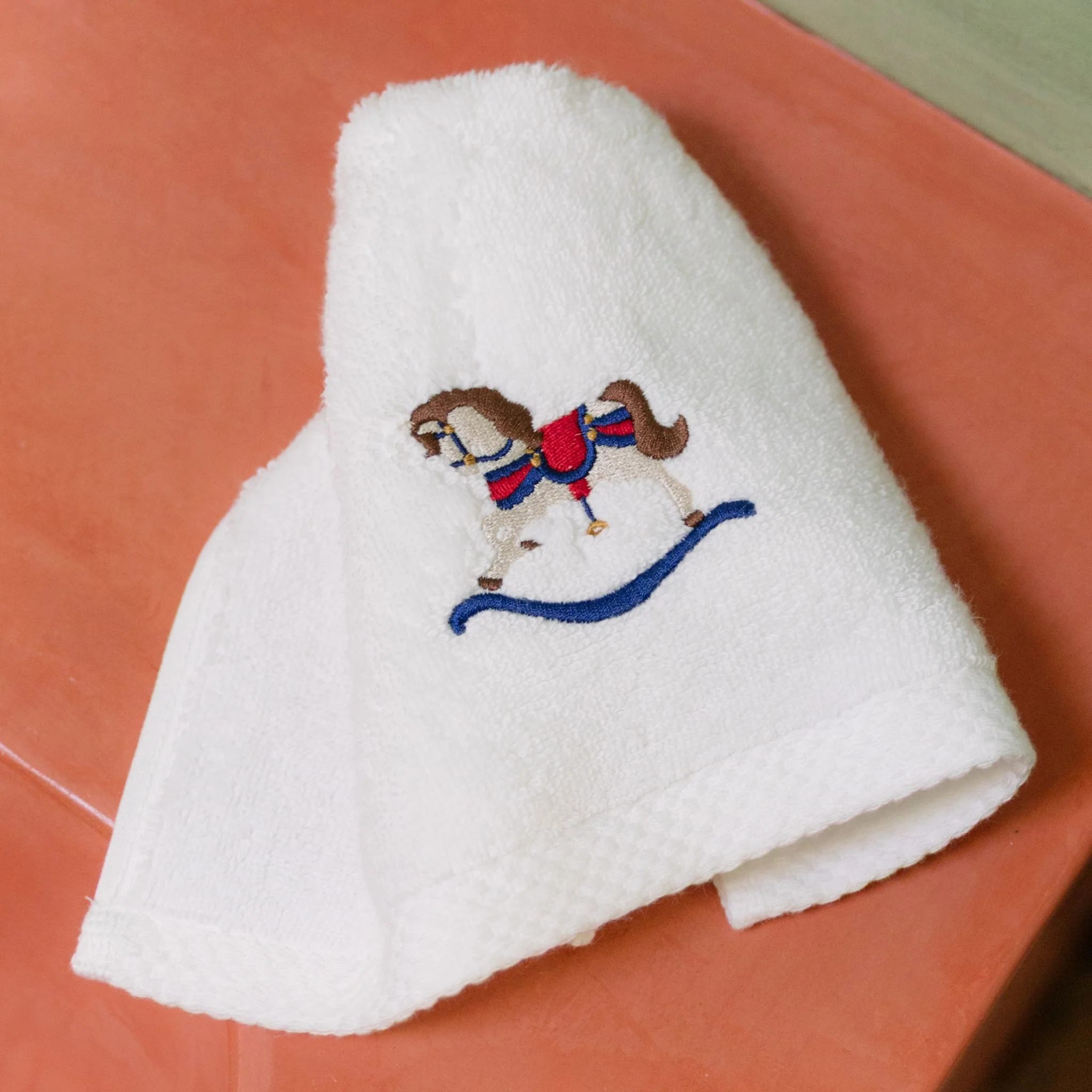 Toalhas de banho Luxus brancas, em algodão, com baloiços de cavalo bordados - Image 5