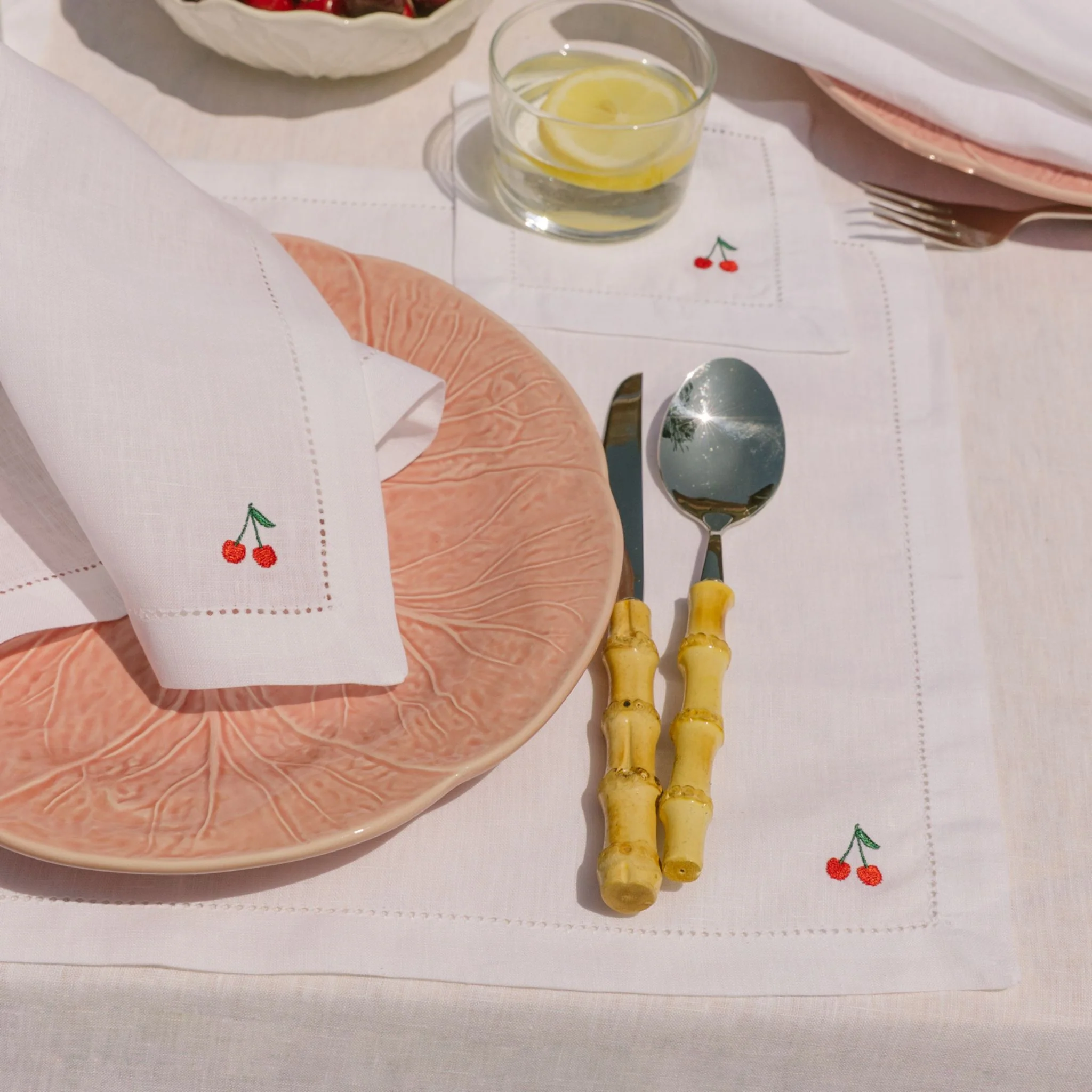 Roupa de mesa Mafra, em linho, com frutas bordadas - Image 5