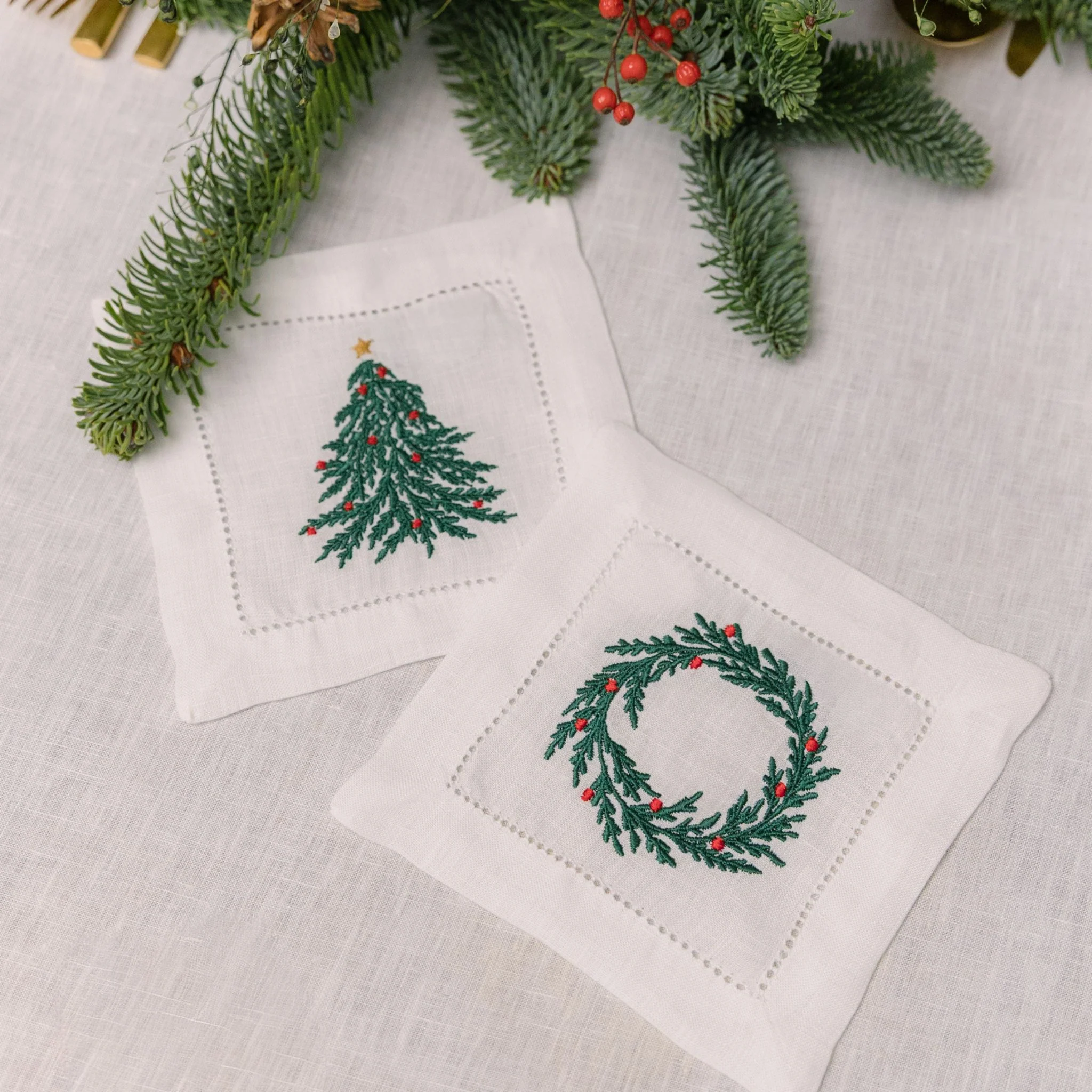 Roupa de mesa Mafra, em linho, com árvore e coroa de Natal bordadas - Image 10