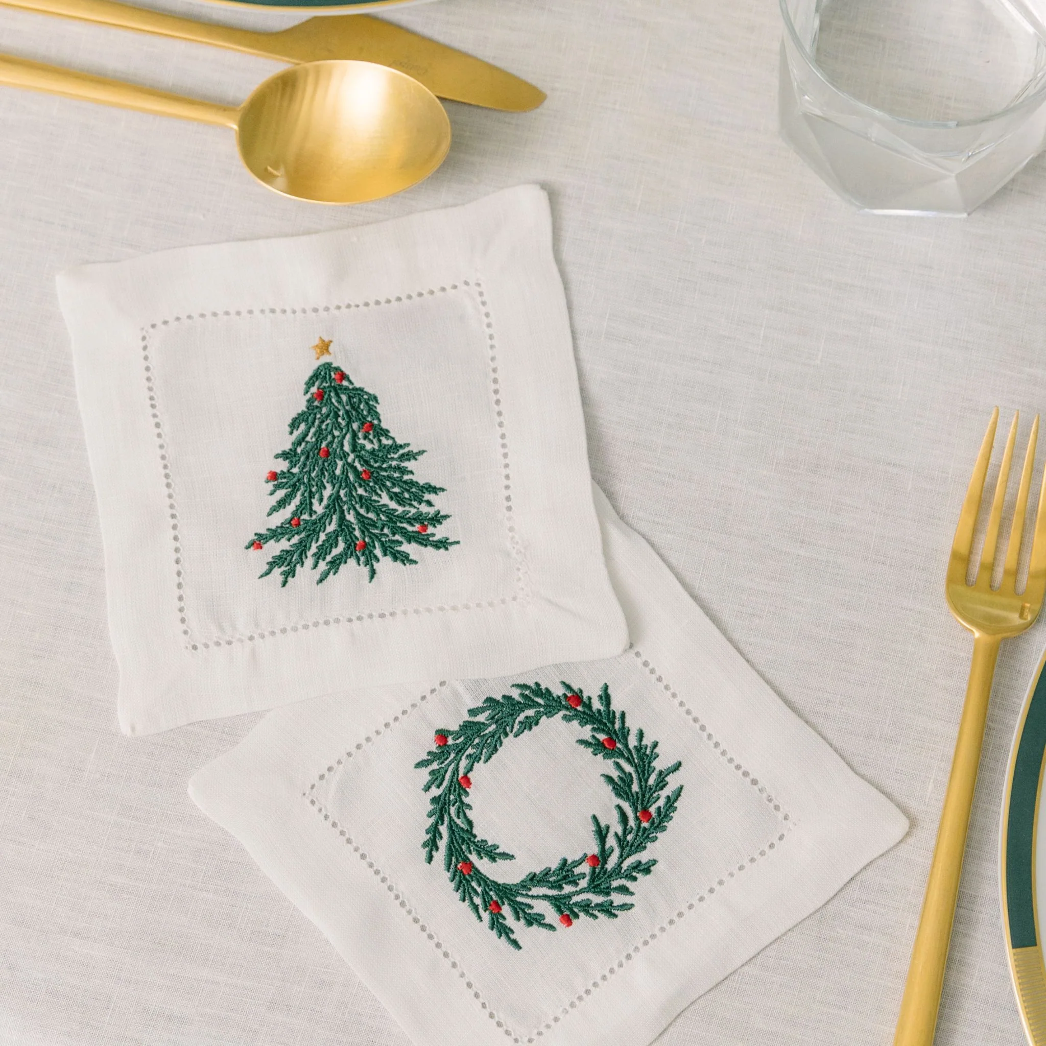 Roupa de mesa Mafra, em linho, com árvore e coroa de Natal bordadas - Image 11