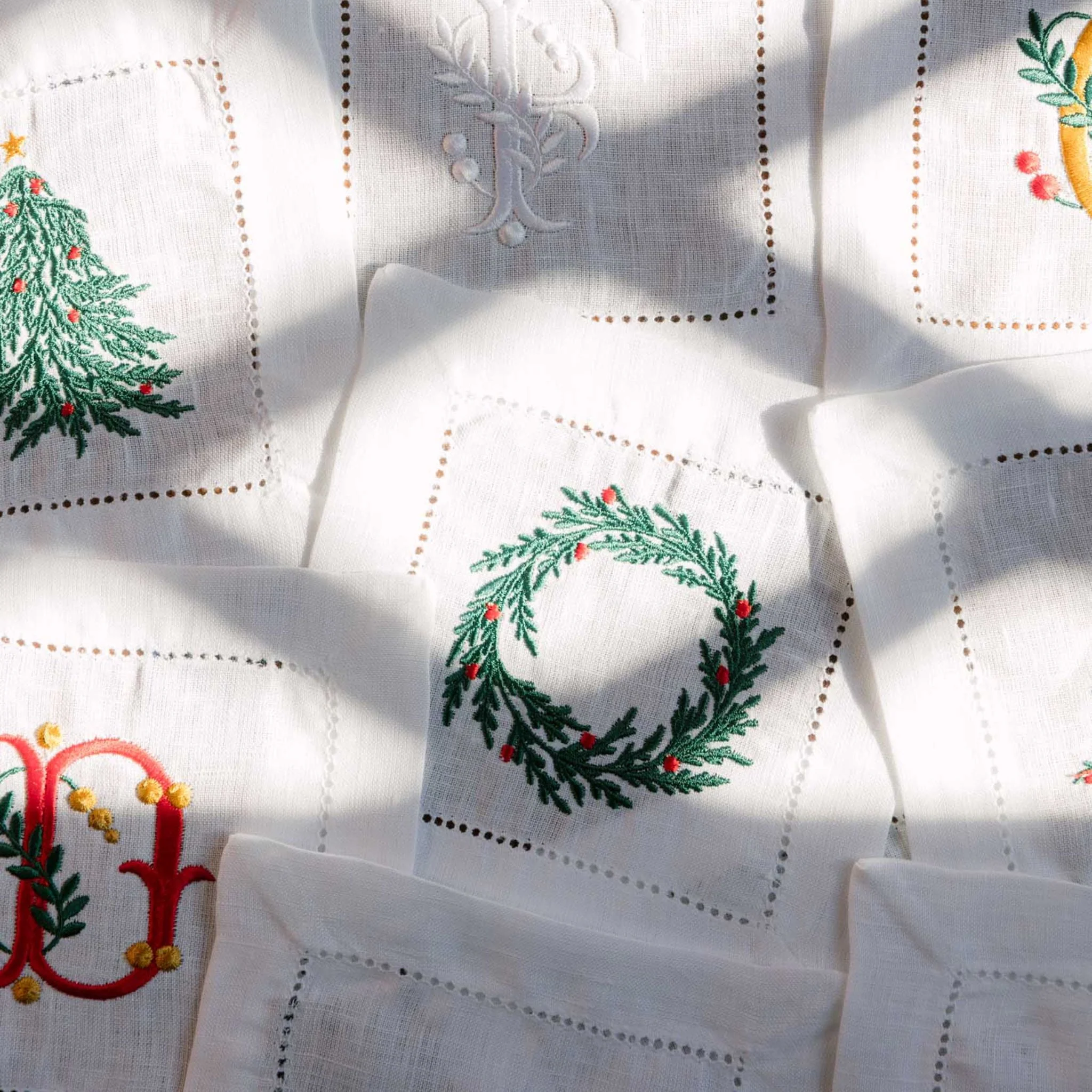 Roupa de mesa Mafra, em algodão, com árvore e coroa de Natal bordadas - Image 5