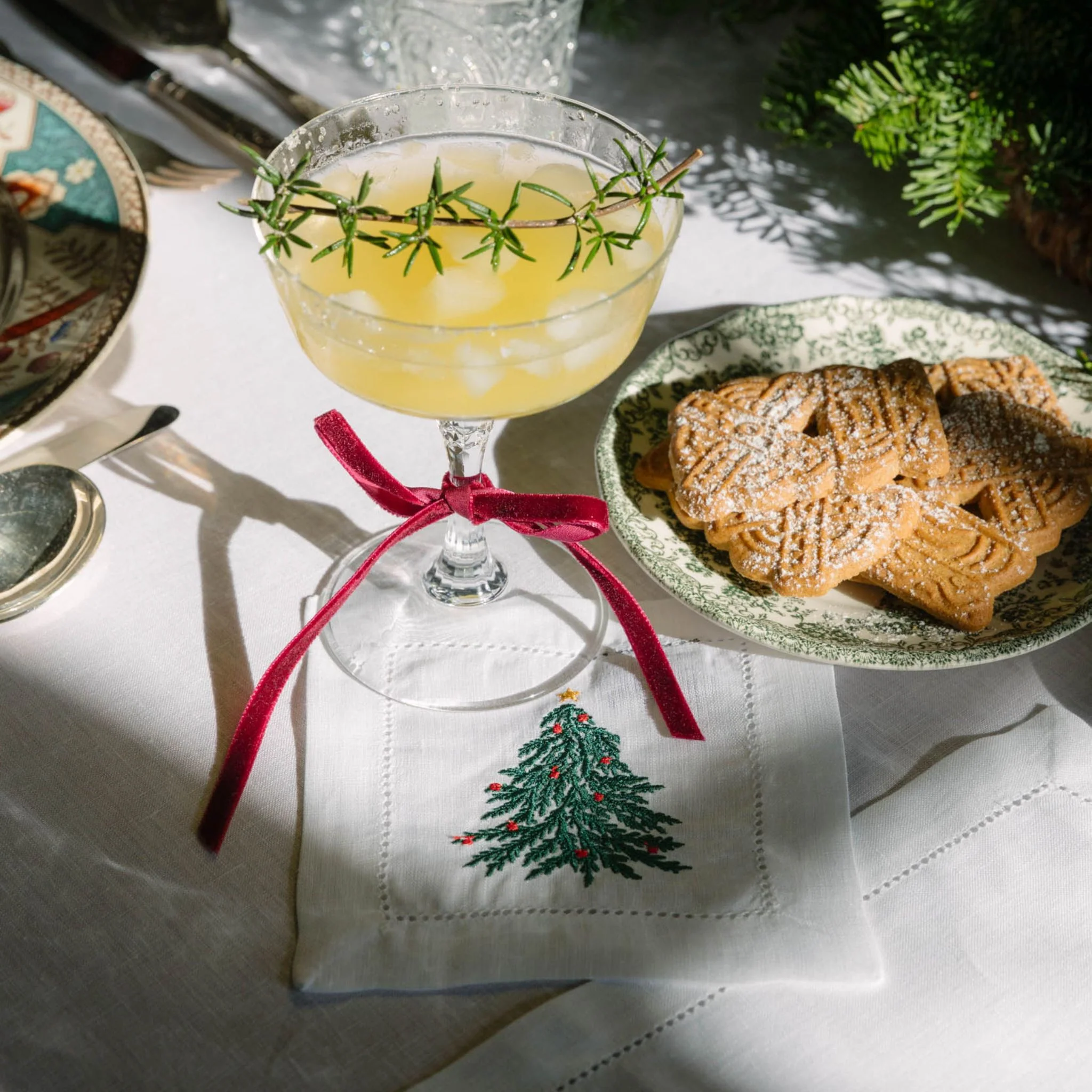 Roupa de mesa Mafra, em algodão, com árvore e coroa de Natal bordadas - Image 8