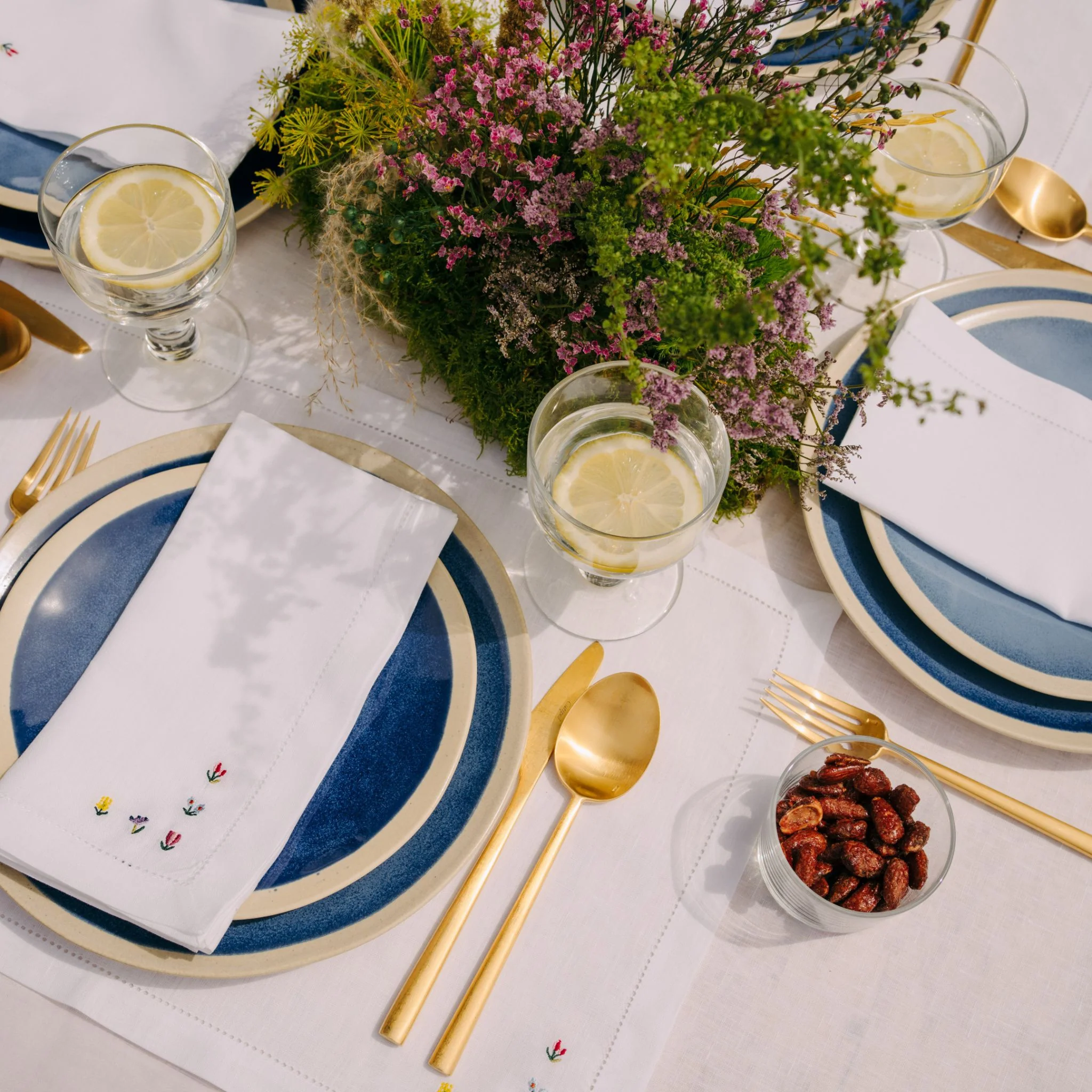 Roupa de mesa Mafra, em linho, com flores bordadas - Image 3