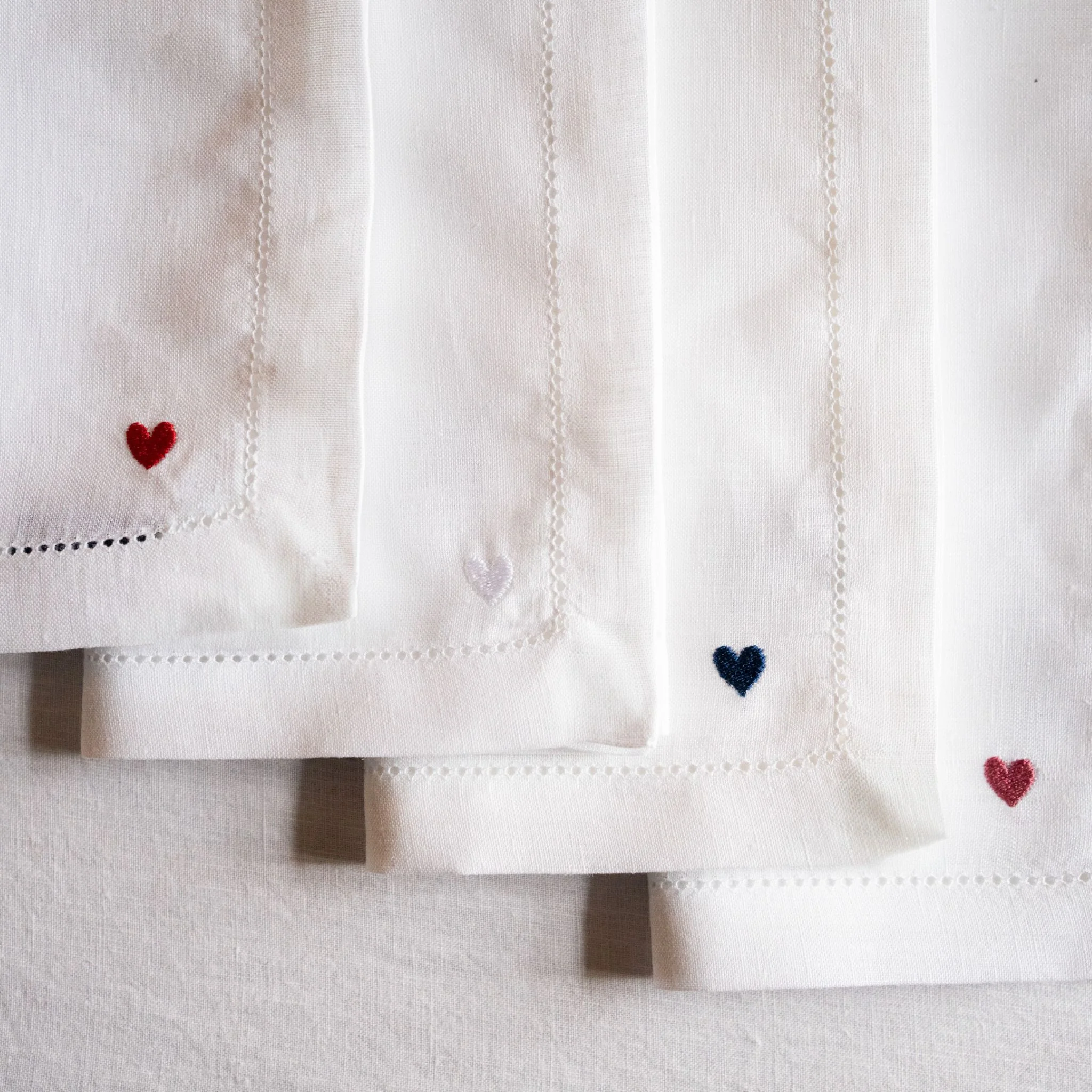 Roupa de mesa Mafra, em linho, com corações bordados - Image 13