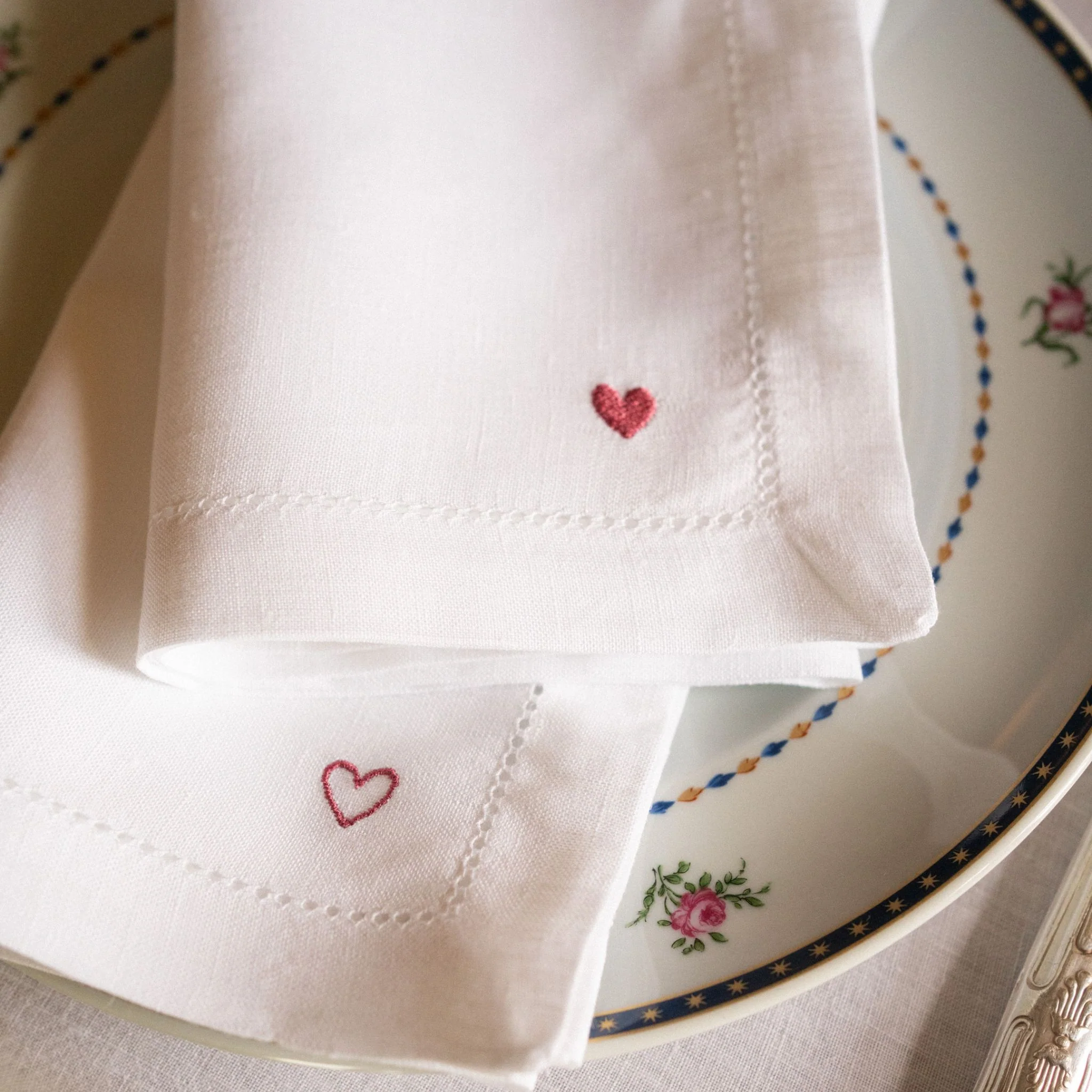Roupa de mesa Mafra, em linho, com corações bordados - Image 15