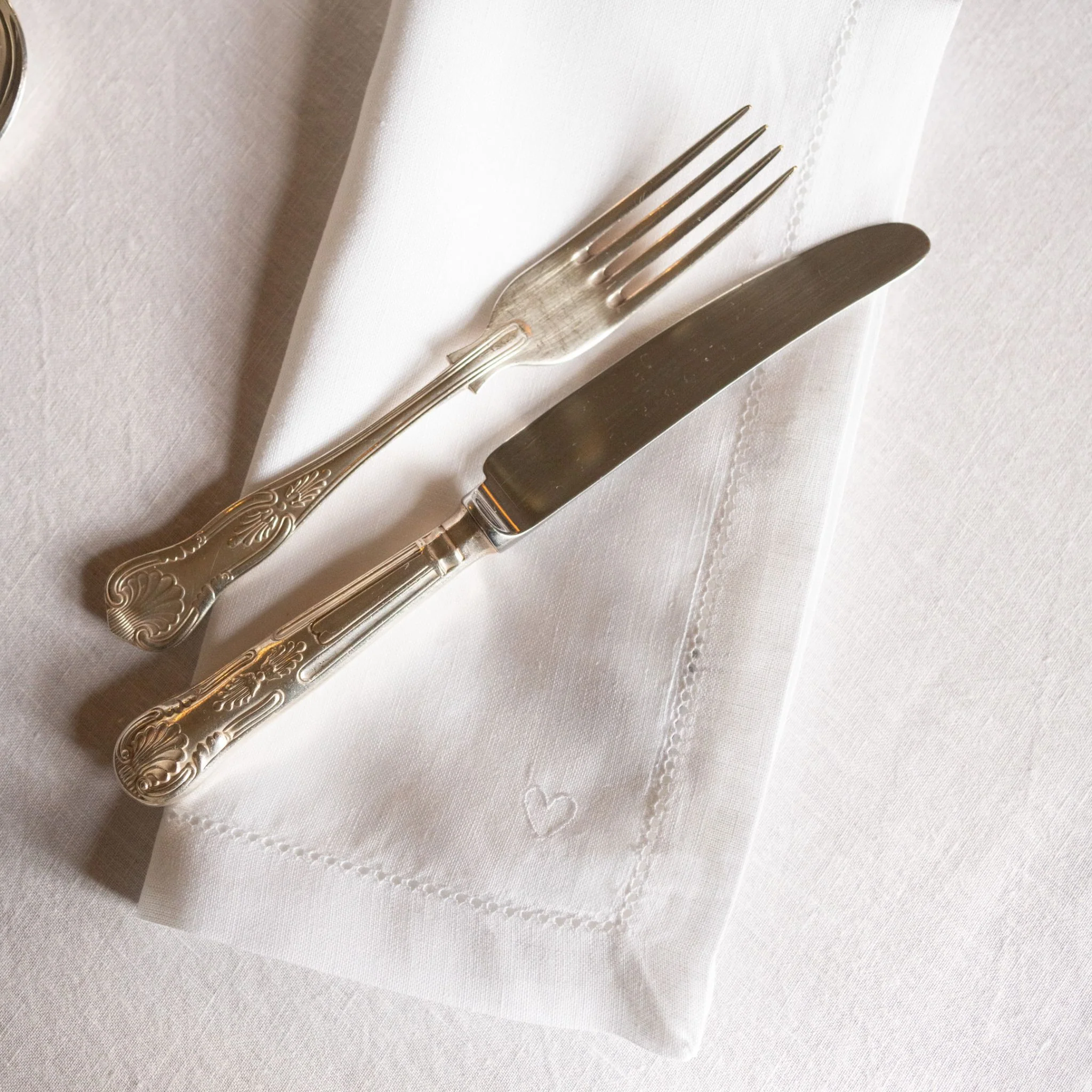 Roupa de mesa Mafra, em linho, com corações bordados - Image 20