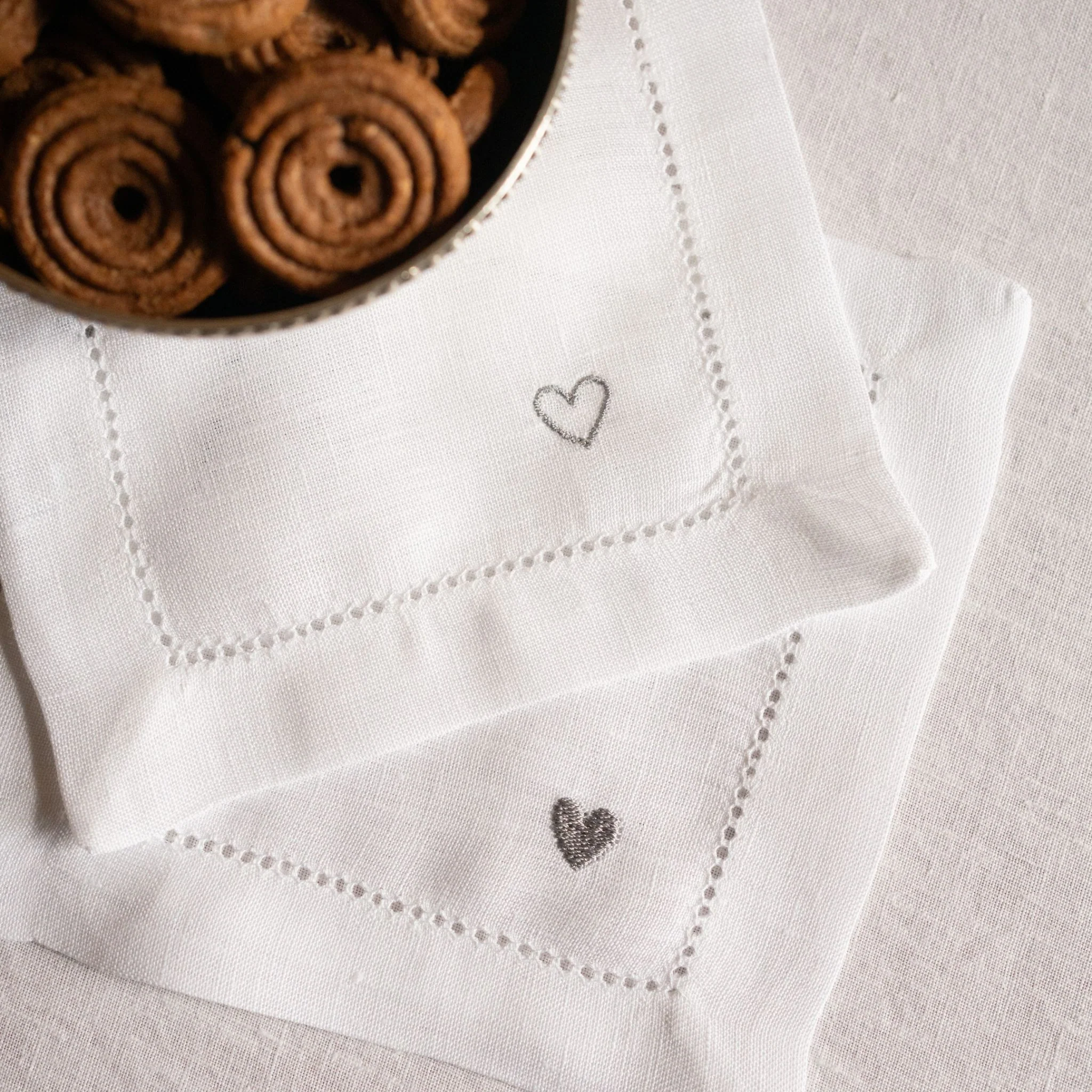 Roupa de mesa Mafra, em linho, com corações bordados - Image 21