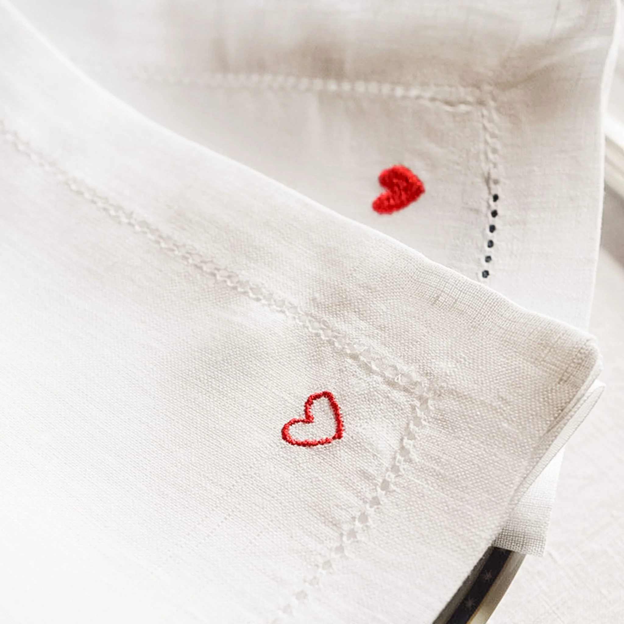 Roupa de mesa Mafra, em linho, com corações bordados - Image 4