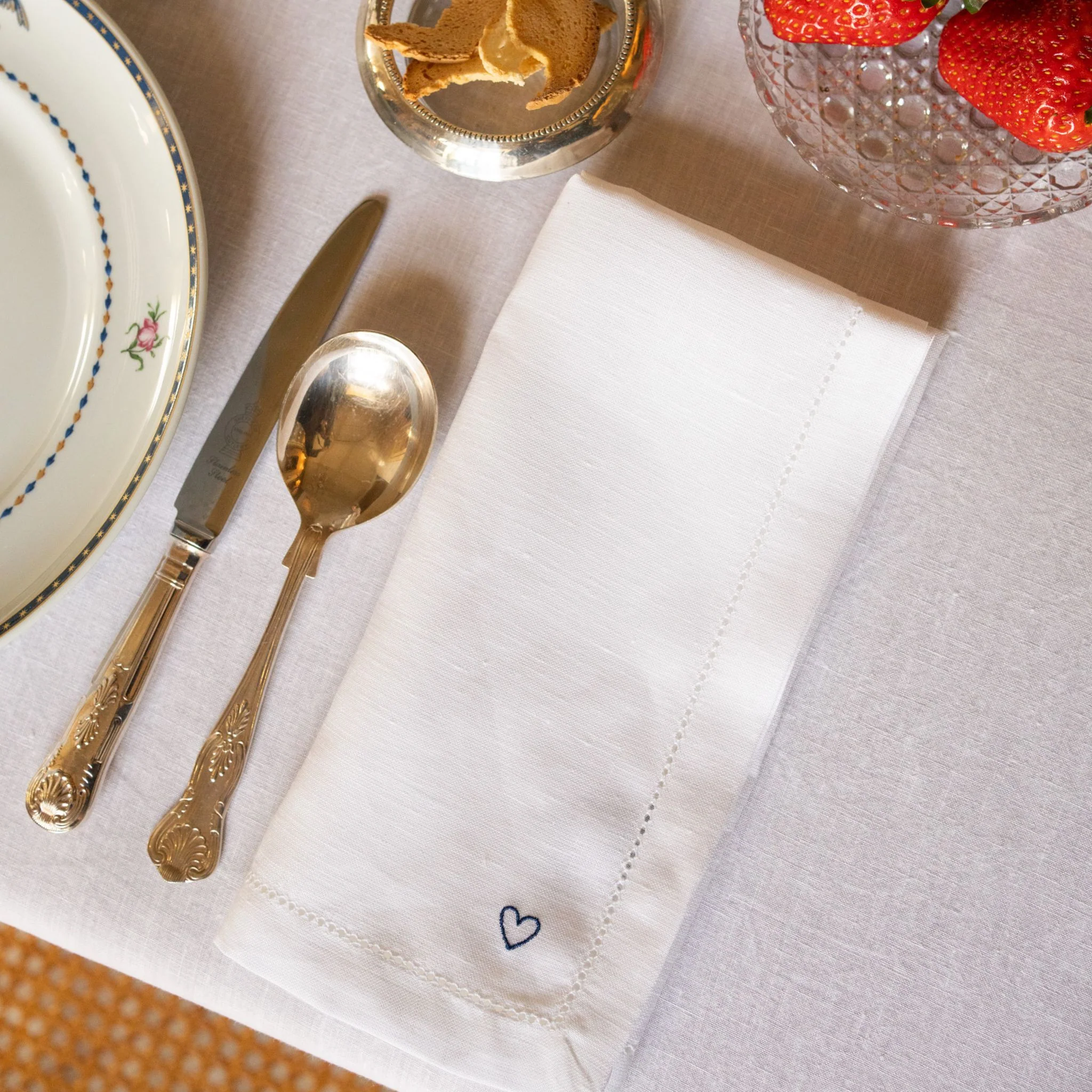 Roupa de mesa Mafra, em linho, com corações bordados - Image 6