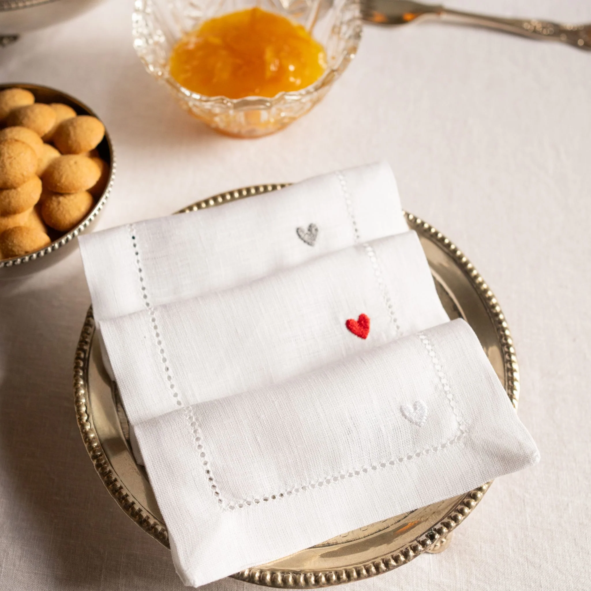 Roupa de mesa Mafra, em linho, com corações bordados - Image 7