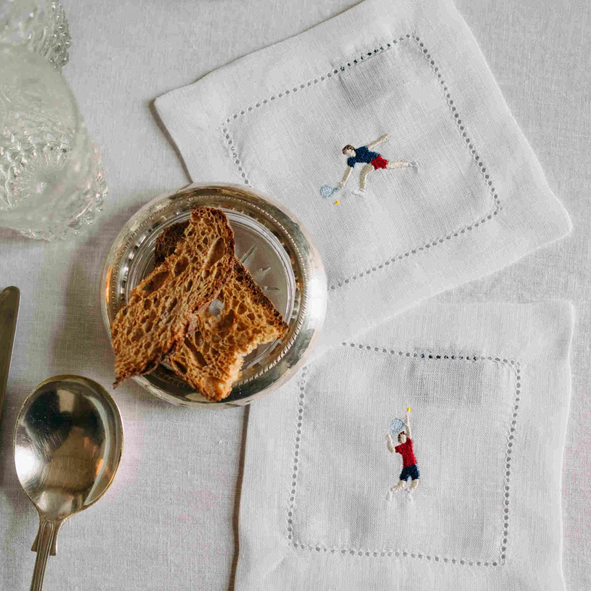 Roupa de mesa Mafra, em linho, com desportistas retro bordados - Image 10