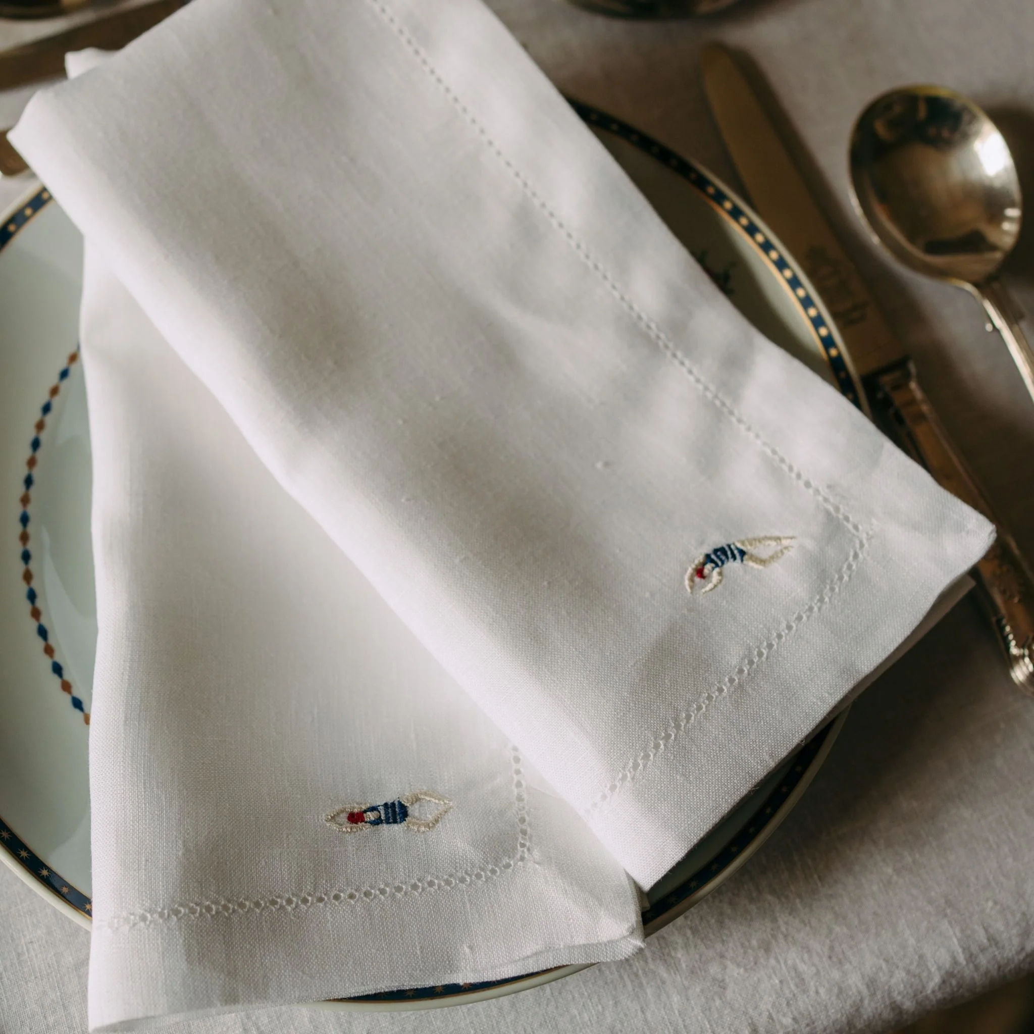 Roupa de mesa Mafra, em linho, com desportistas retro bordados - Image 3