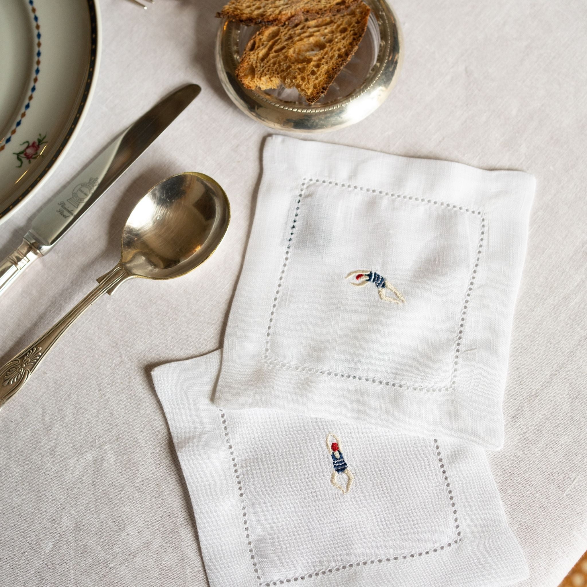 Roupa de mesa Mafra, em linho, com desportistas retro bordados - Image 4