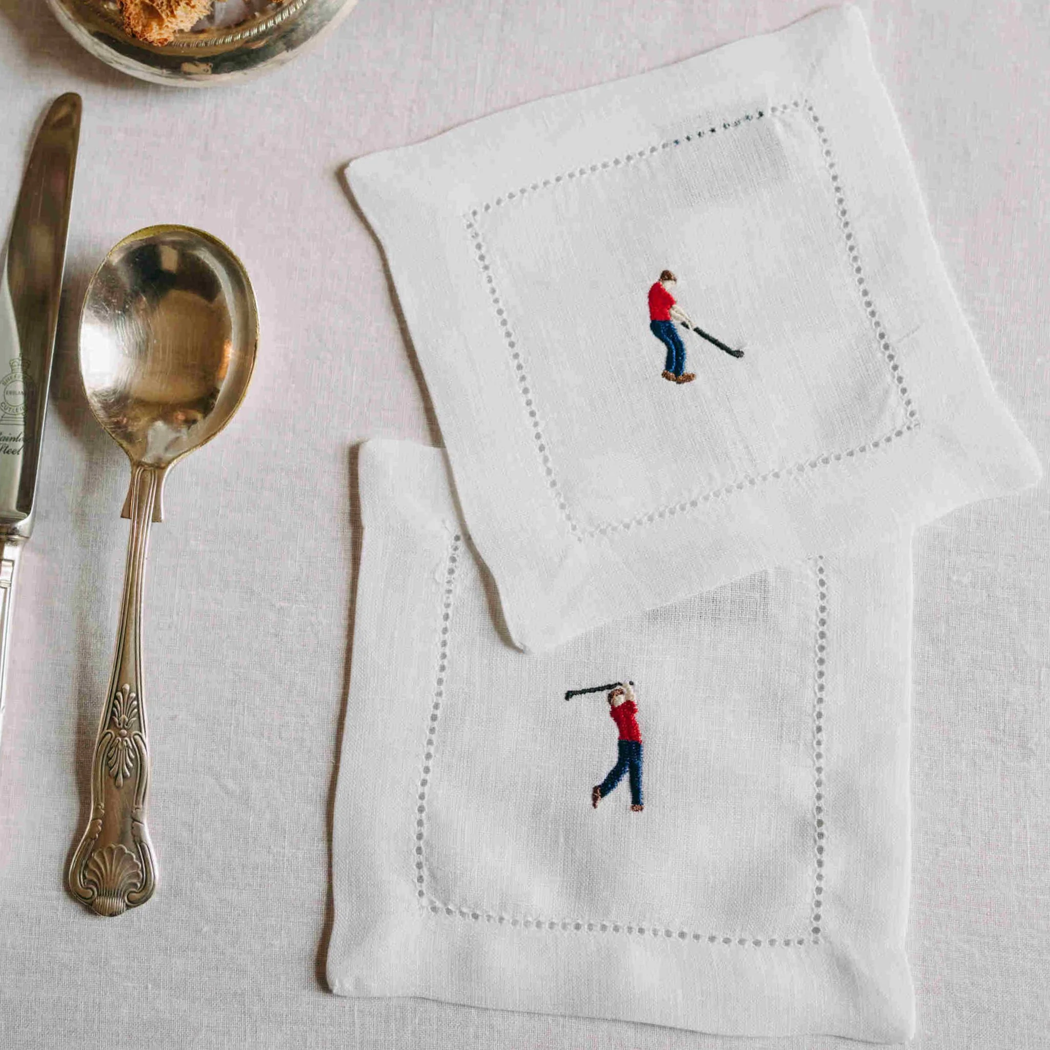 Roupa de mesa Mafra, em linho, com desportistas retro bordados - Image 9