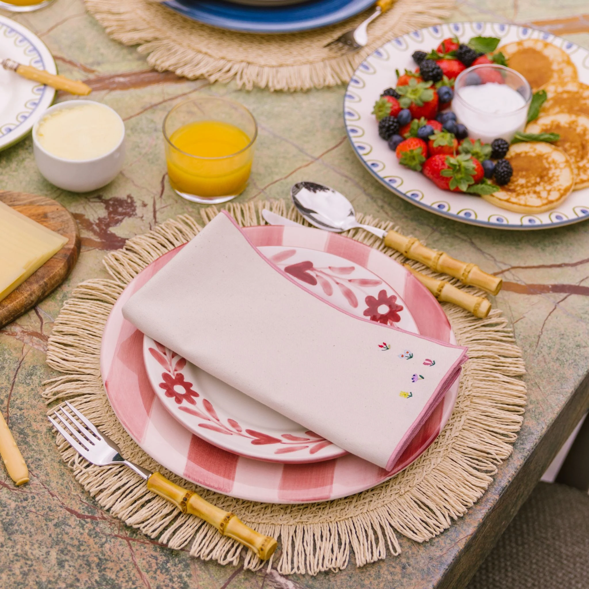 Roupa de mesa Nazaré cru, em algodão, com flores bordadas - Image 4