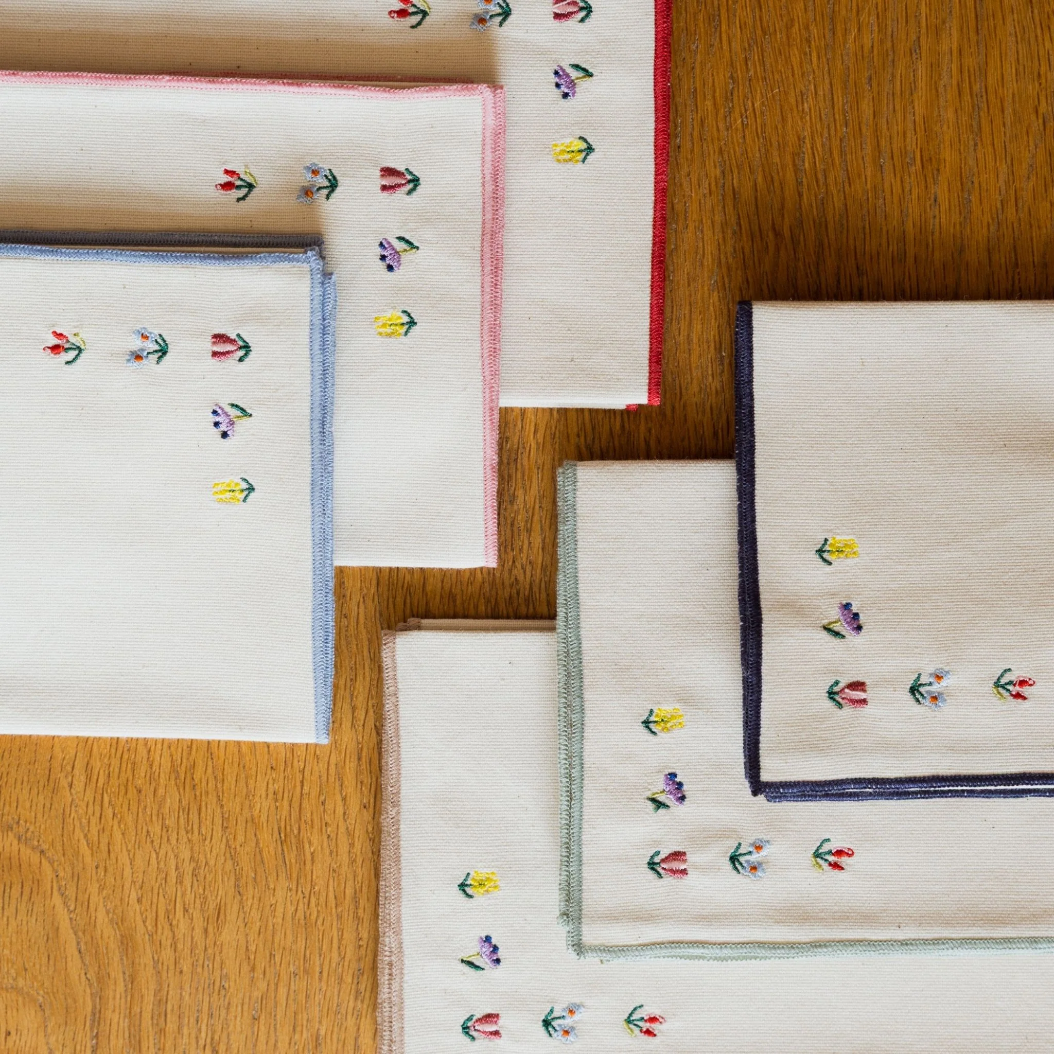 Roupa de mesa Nazaré cru, em algodão, com flores bordadas - Image 6