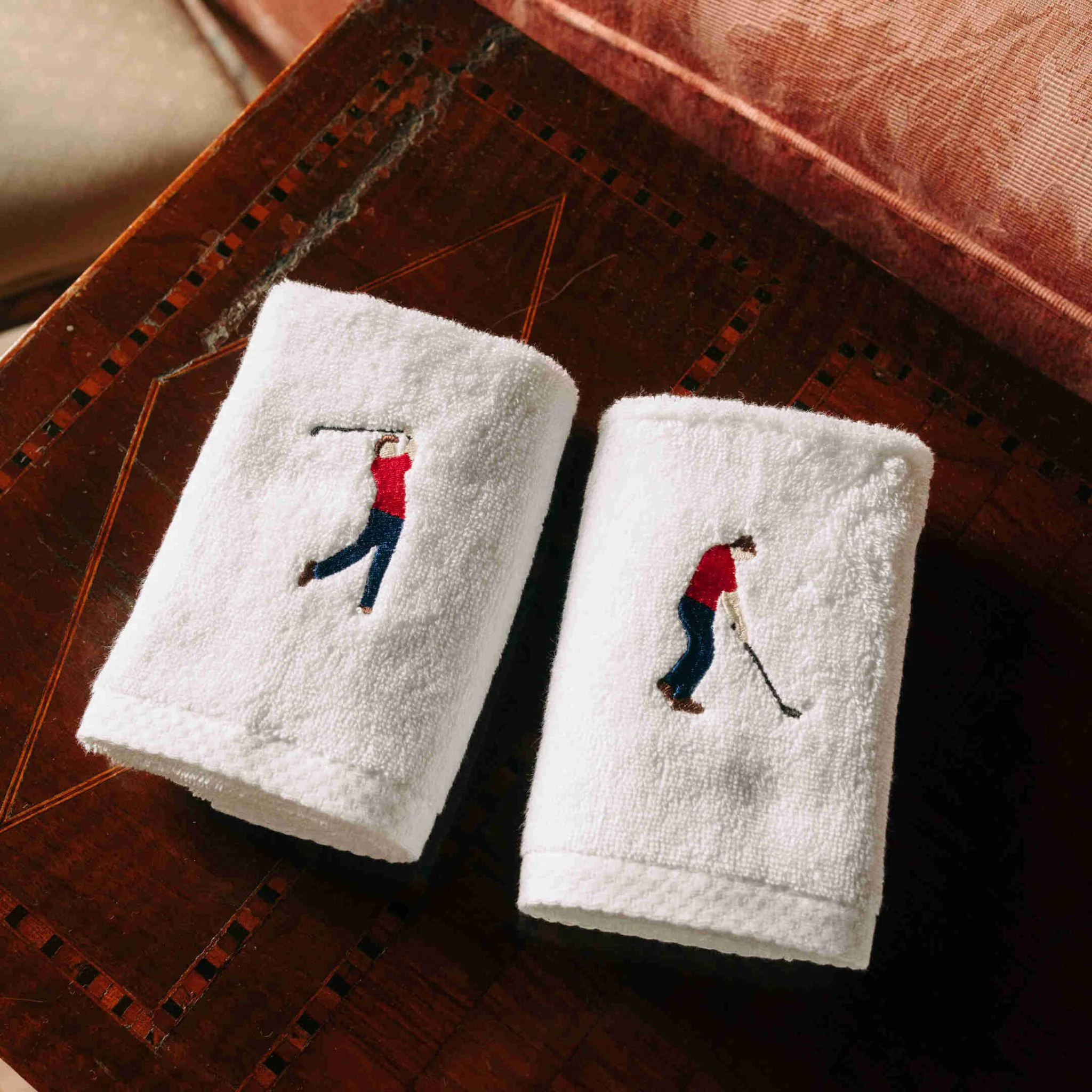 Toalhas de banho Luxus brancas, em algodão, com desportistas retro bordados - Image 3