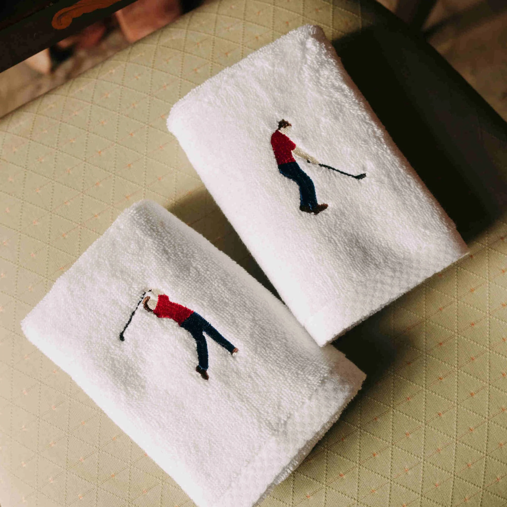 Toalhas de banho Luxus brancas, em algodão, com desportistas retro bordados - Image 4