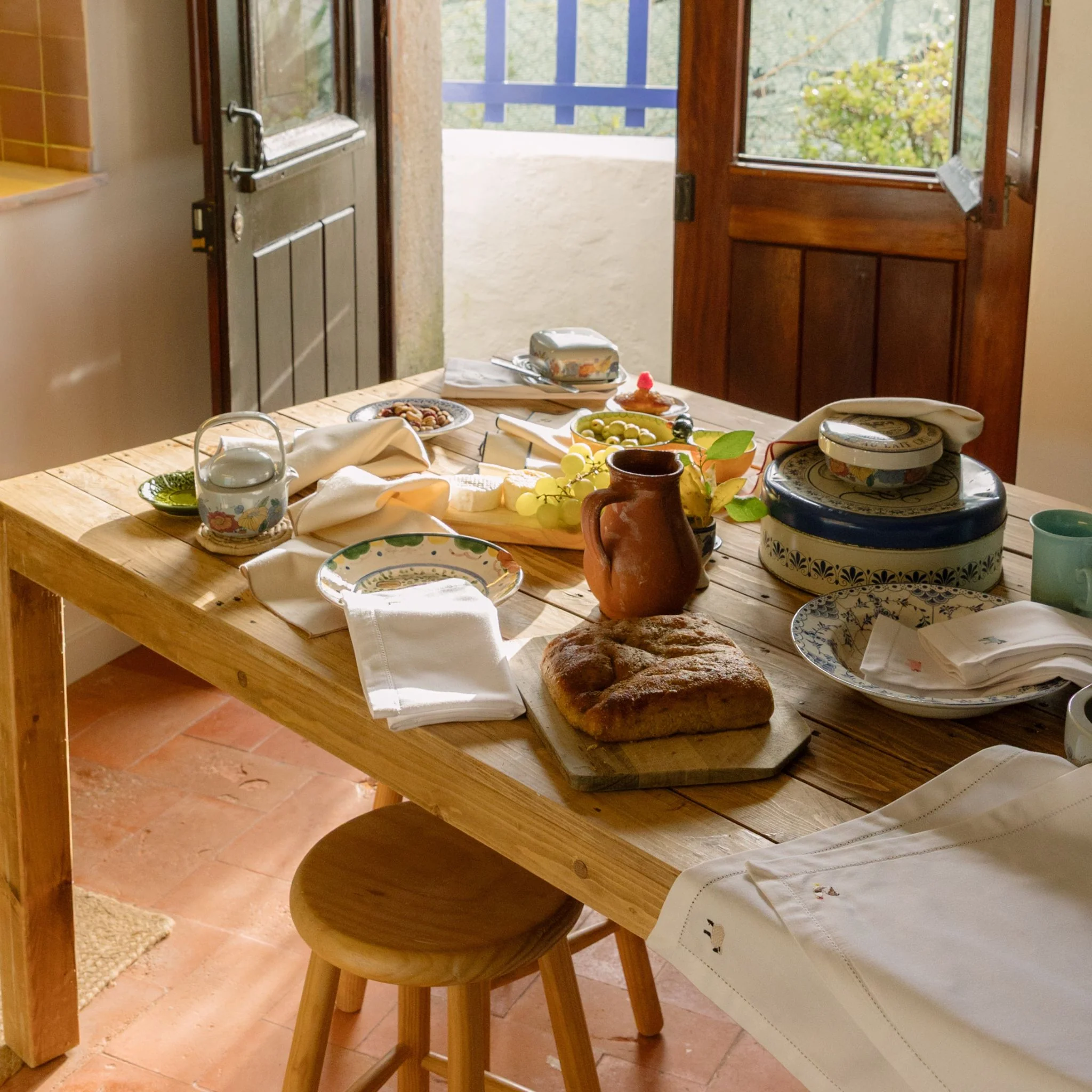 Roupa de mesa Nazaré em cru, em algodão, com animais da quinta bordados - Image 3