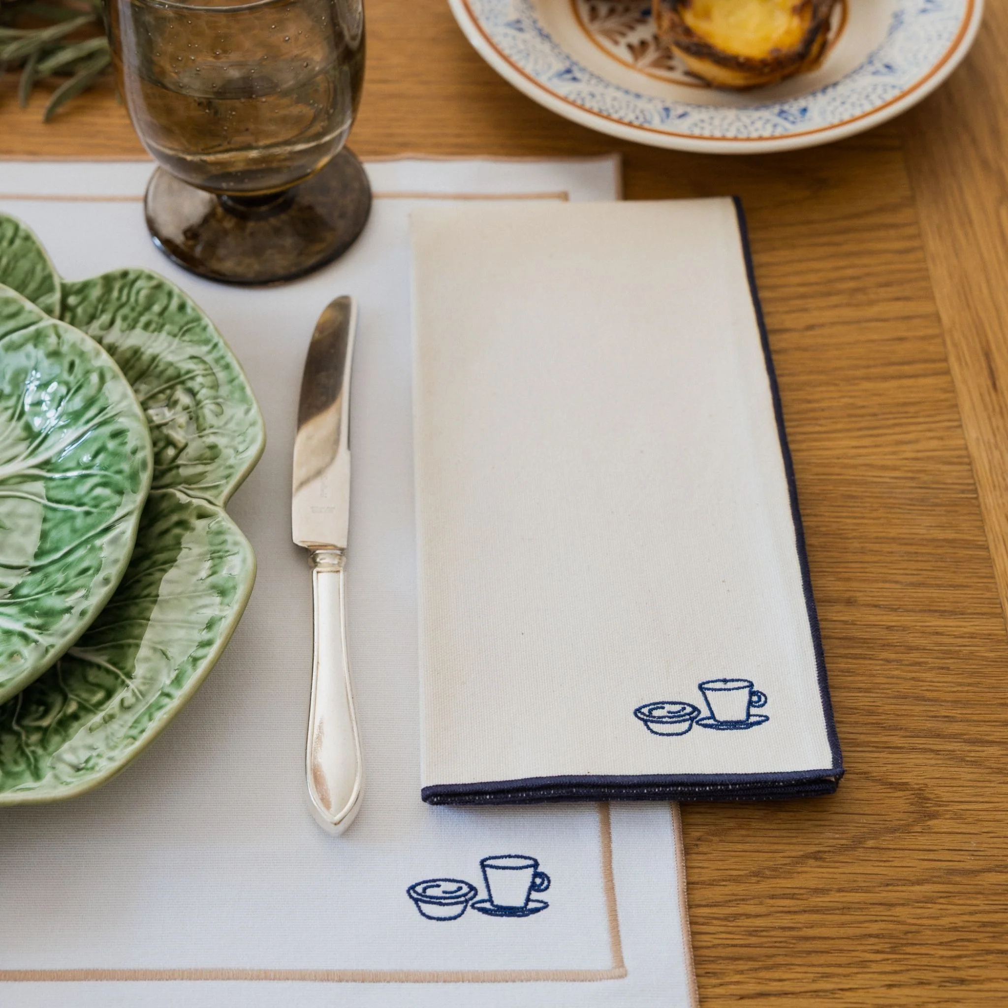 Roupa de mesa Nazaré em cru, em algodão, com motivos inspirados em Portugal bordados - Image 4