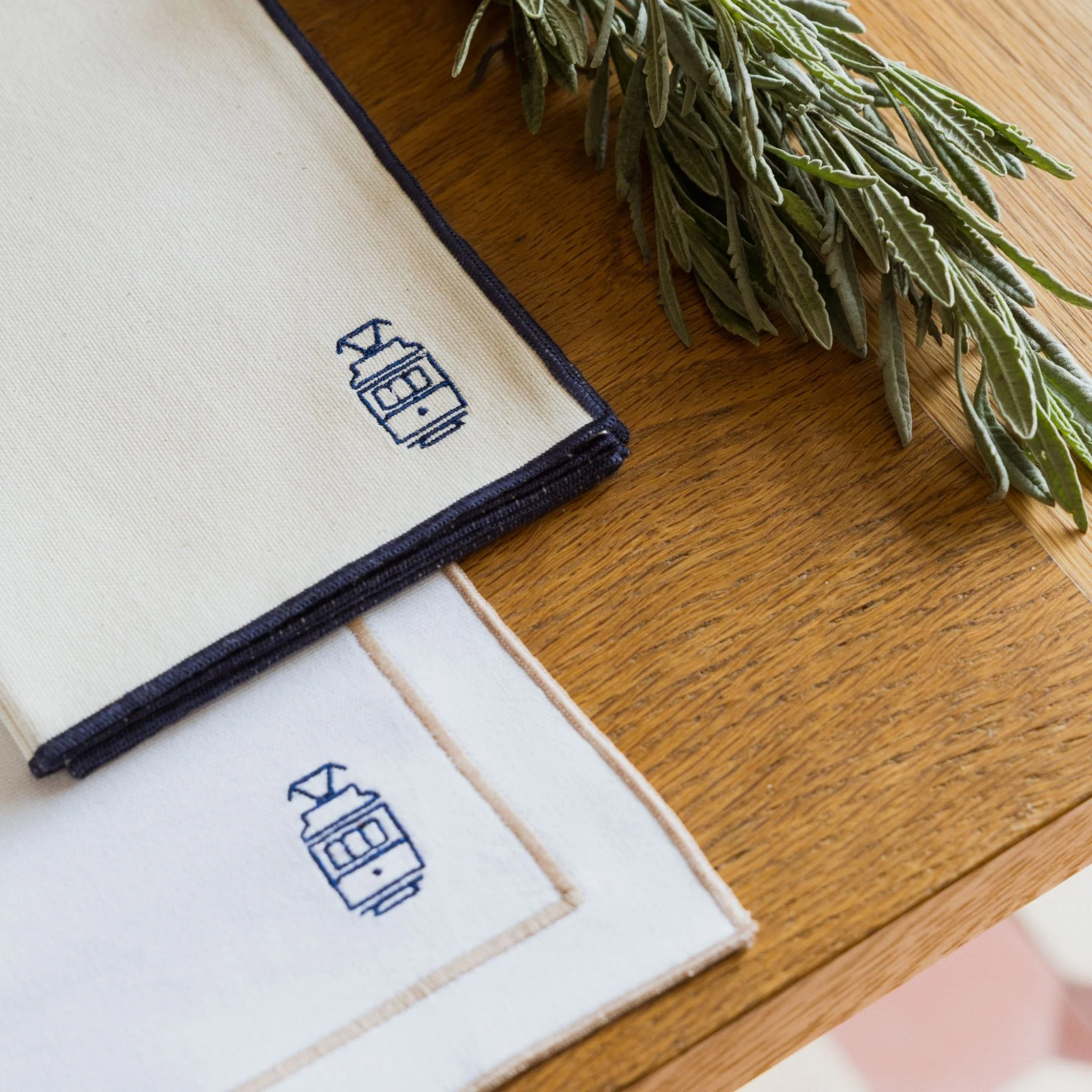 Roupa de mesa Nazaré em cru, em algodão, com motivos inspirados em Portugal bordados - Image 3