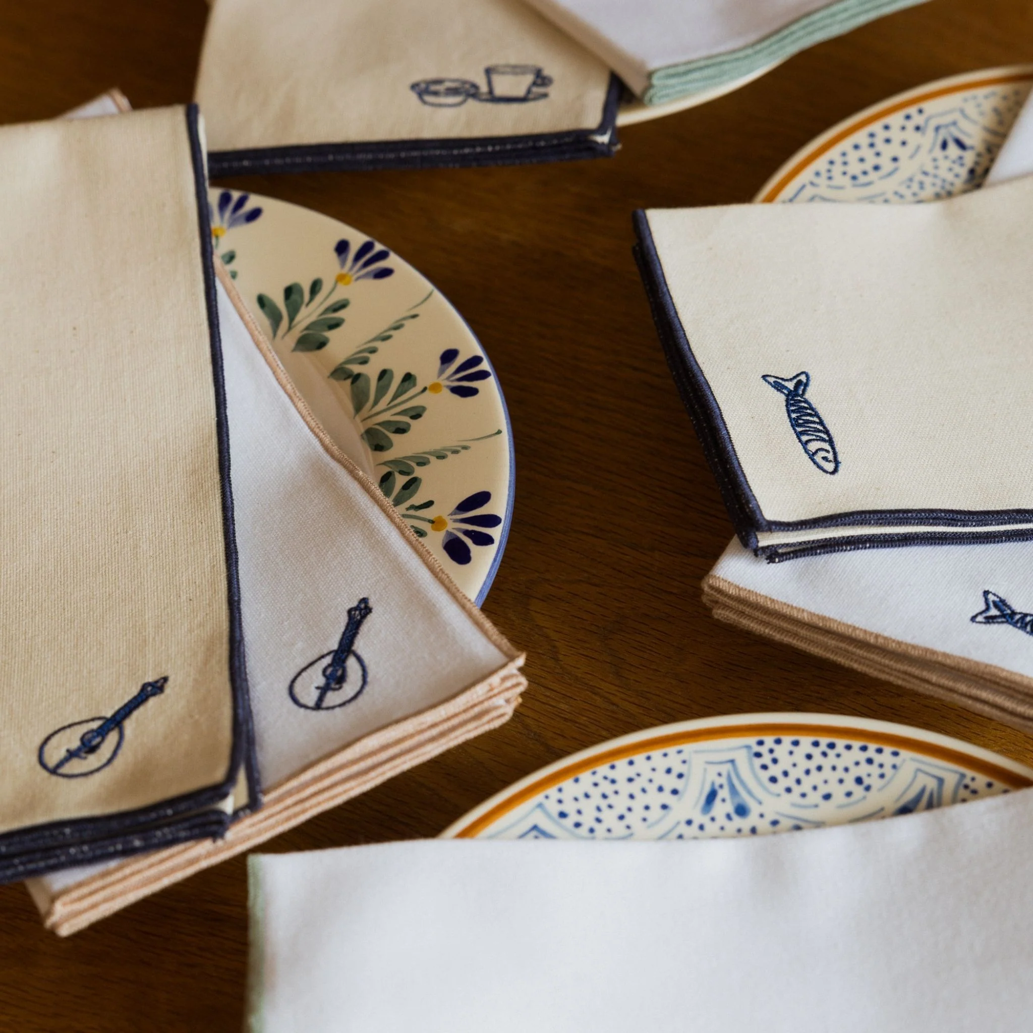 Roupa de mesa Nazaré em cru, em algodão, com motivos inspirados em Portugal bordados - Image 5