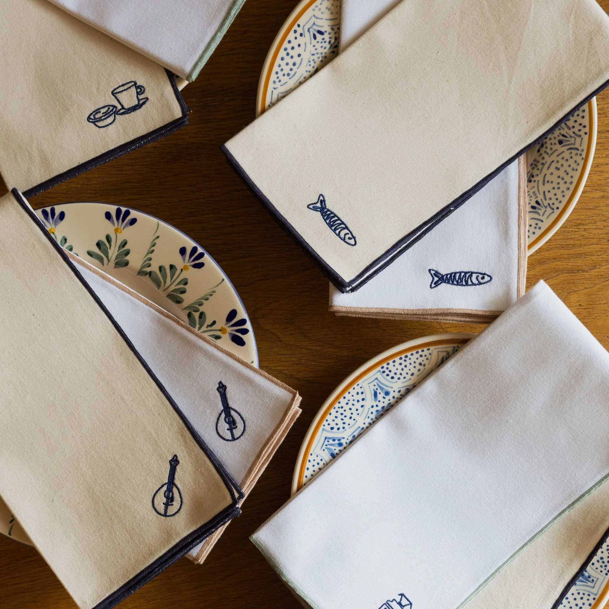 Roupa de mesa Nazaré em cru, em algodão, com motivos inspirados em Portugal bordados - Image 7