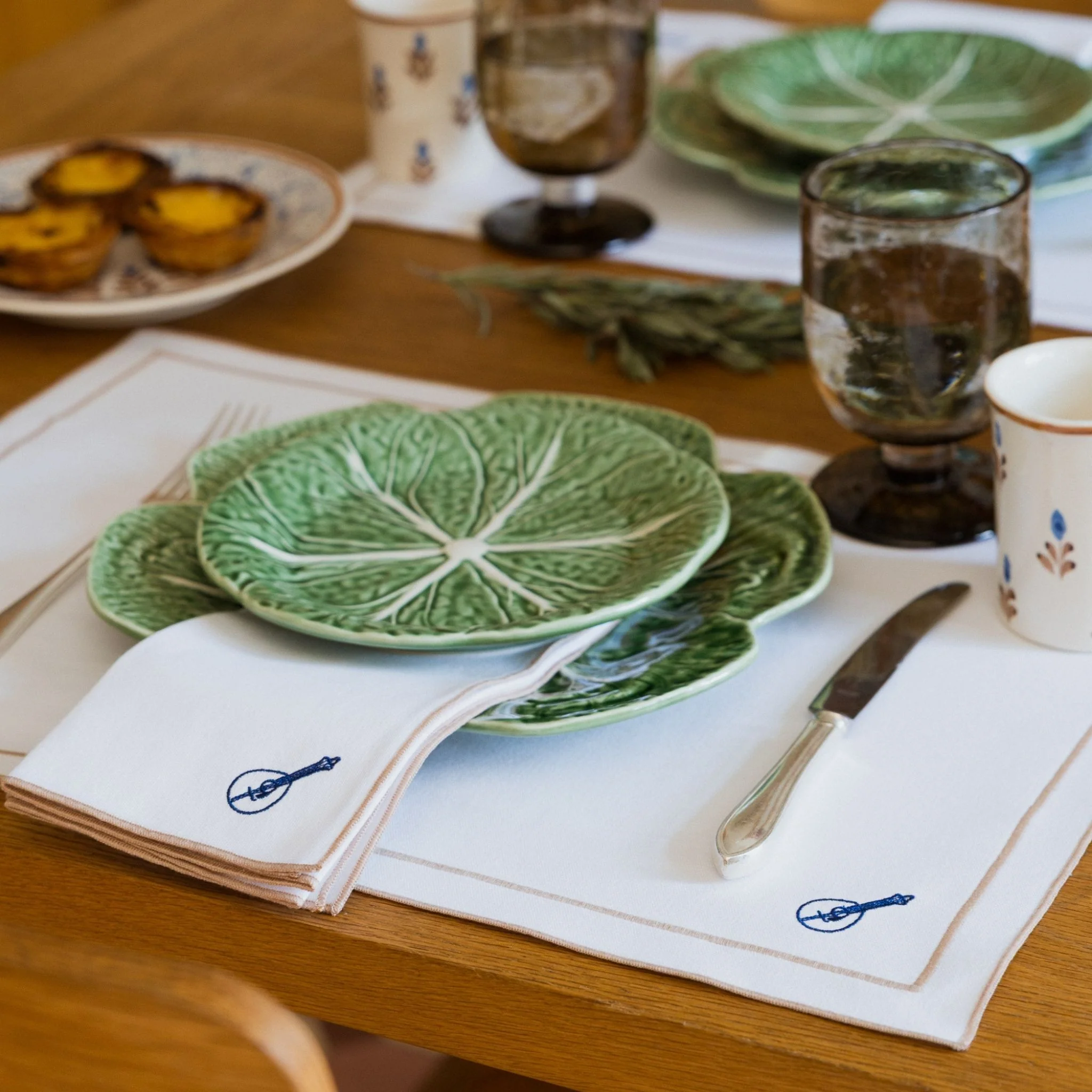 Roupa de mesa Nazaré branca, em algodão, com motivos inspirados em Portugal bordados - Image 9
